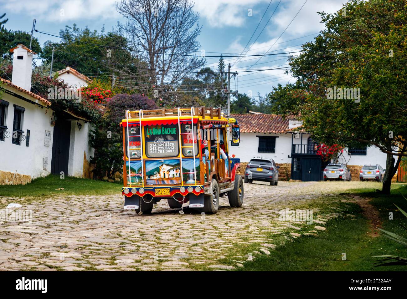 Villa de Leyva, Kolumbien - 5. Januar 2023: Ein typischer farbenfroher Truck transportiert Touristen auf einer Tour durch die Sehenswürdigkeiten der Stadt Stockfoto