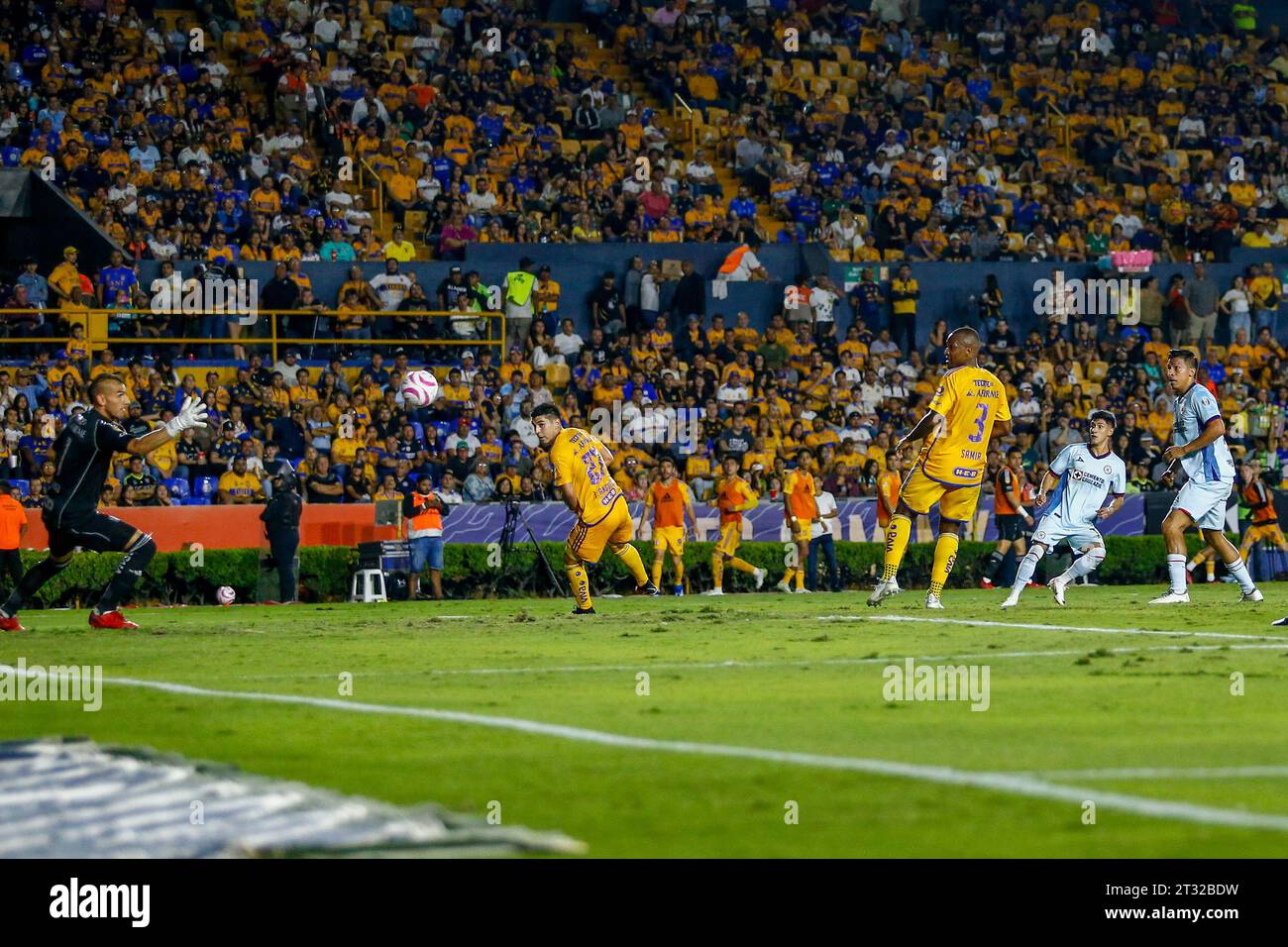 Monterrey, Mexiko. Oktober 2023. 21. Oktober 2023, Estádio Universitario, Monterrey, Mexiko: Liga BBVA MX 13. Runde Spiel zwischen Tigres und Cruz Azul. #7 Stürmer Cruz Azul, Uriel Antuna schießt und erzielt am Ende der ersten Halbzeit 0-1 gegen Cruz Azul. Obligatorischer Credit: Toby Tande/PXImages Credit: PX Images/Alamy Live News Stockfoto