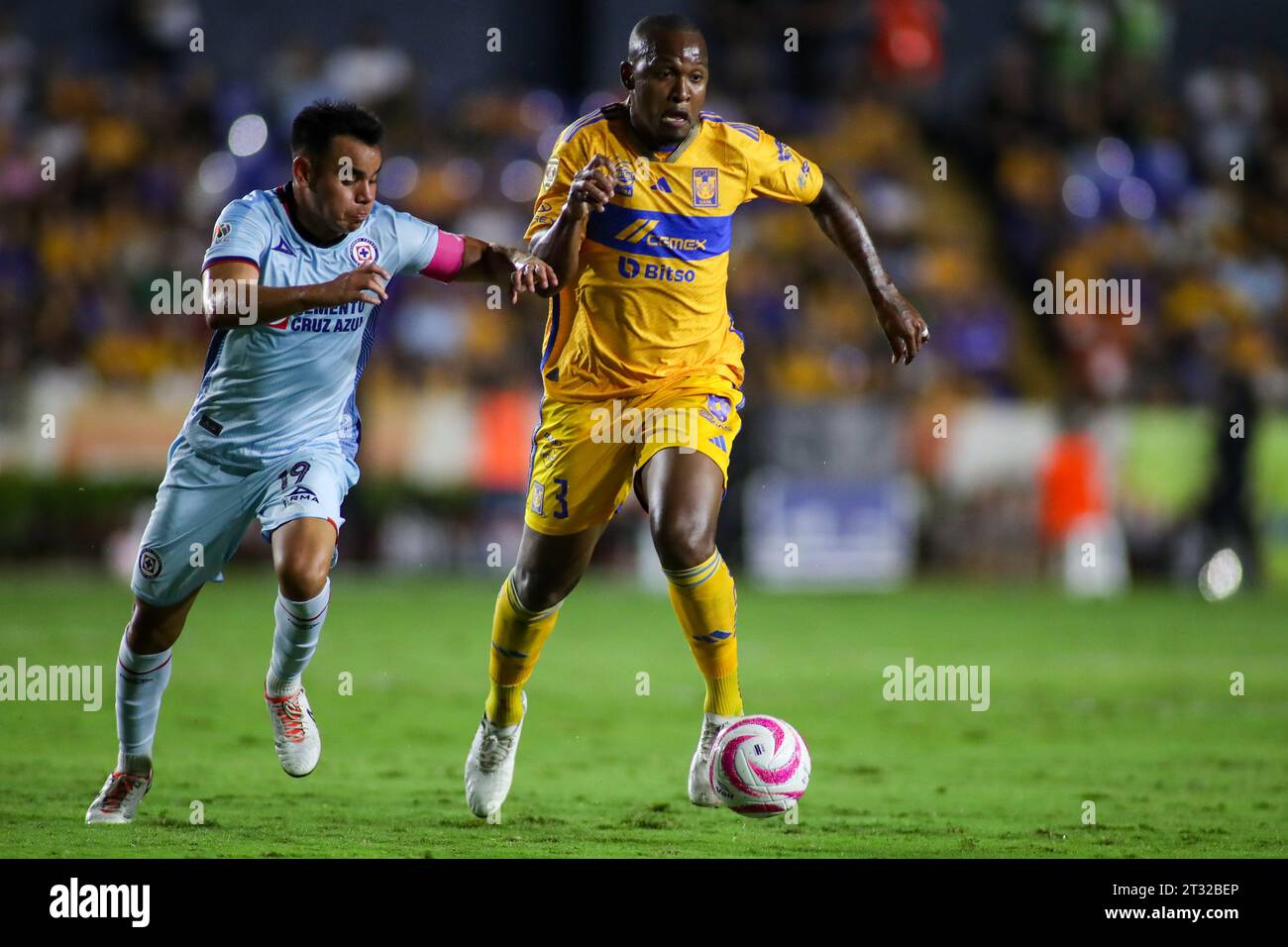 Monterrey, Mexiko. Oktober 2023. 21. Oktober 2023, Estádio Universitario, Monterrey, Mexiko: Liga BBVA MX 13. Runde Spiel zwischen Tigres und Cruz Azul. #3 Defender Tigres, Samir Caetano kommt hinter #19 Mittelfeldspieler Cruz Azul, Carlos Rodriguez Pflichtbeitrag: Toby Tande/PXImages Credit: PX Images/Alamy Live News Stockfoto