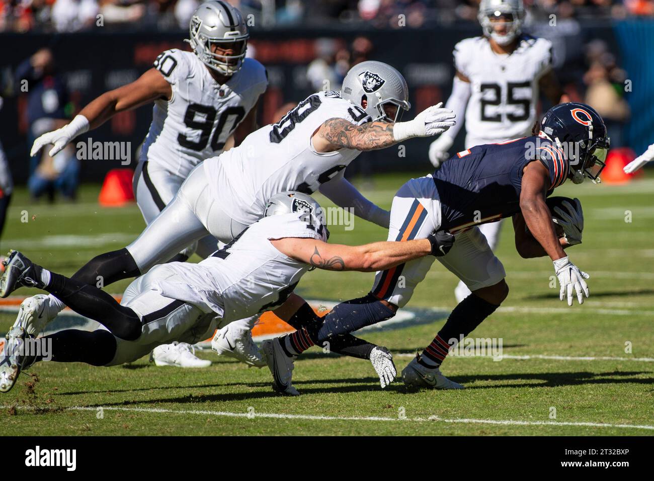 22. Oktober 2023: Chicago Bears #12 Velus Jones Jr.wird von den Raiders #41 Robert Spillane und #98 Maxx Crosby während eines Spiels gegen die Las Vegas Raiders in Chicago, Illinois, besiegt. Mike Wulf/CSM Stockfoto