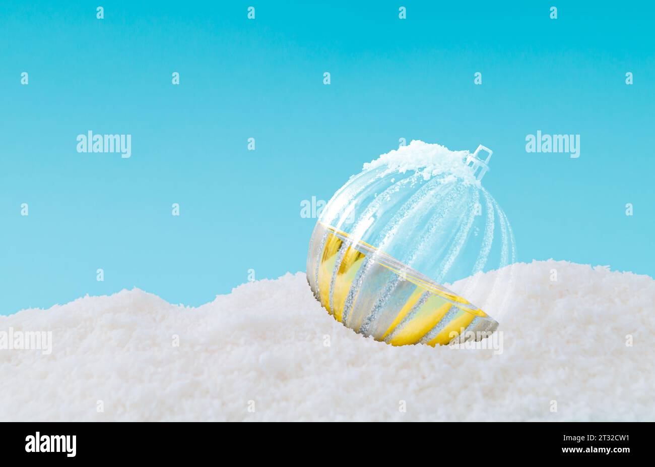 Kreatives Layout aus Weihnachtskugeldekoration auf Schnee. Minimaler Urlaubshintergrund. Schickes Weihnachts- oder Neujahrskonzept. Winterurlaub Idee. Stockfoto