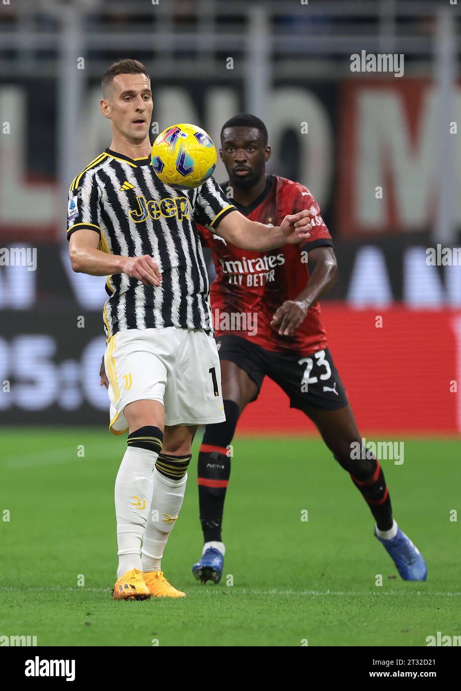 Mailand, Italien. Oktober 2023. Arkadiusz Milik von Juventus kontrolliert den Ball, als Fikayo Tomori vom AC Milan während des Spiels der Serie A in Giuseppe Meazza, Mailand, antritt. Der Bildnachweis sollte lauten: Jonathan Moscrop/Sportimage Credit: Sportimage Ltd/Alamy Live News Stockfoto