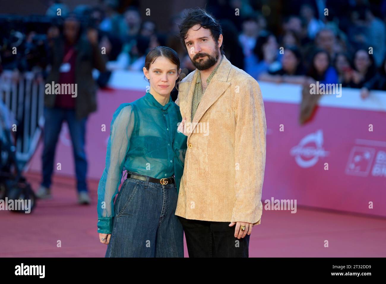 Rom, Italien. Oktober 2023. Carlotta Gamba (l) und Fabio D'Innocenzo (r) besuchen den roten Teppich des Films Unfitting beim Rome Film fest 2023 im Auditorium Parco della Musica. (Foto: Mario Cartelli/SOPA Images/SIPA USA) Credit: SIPA USA/Alamy Live News Stockfoto