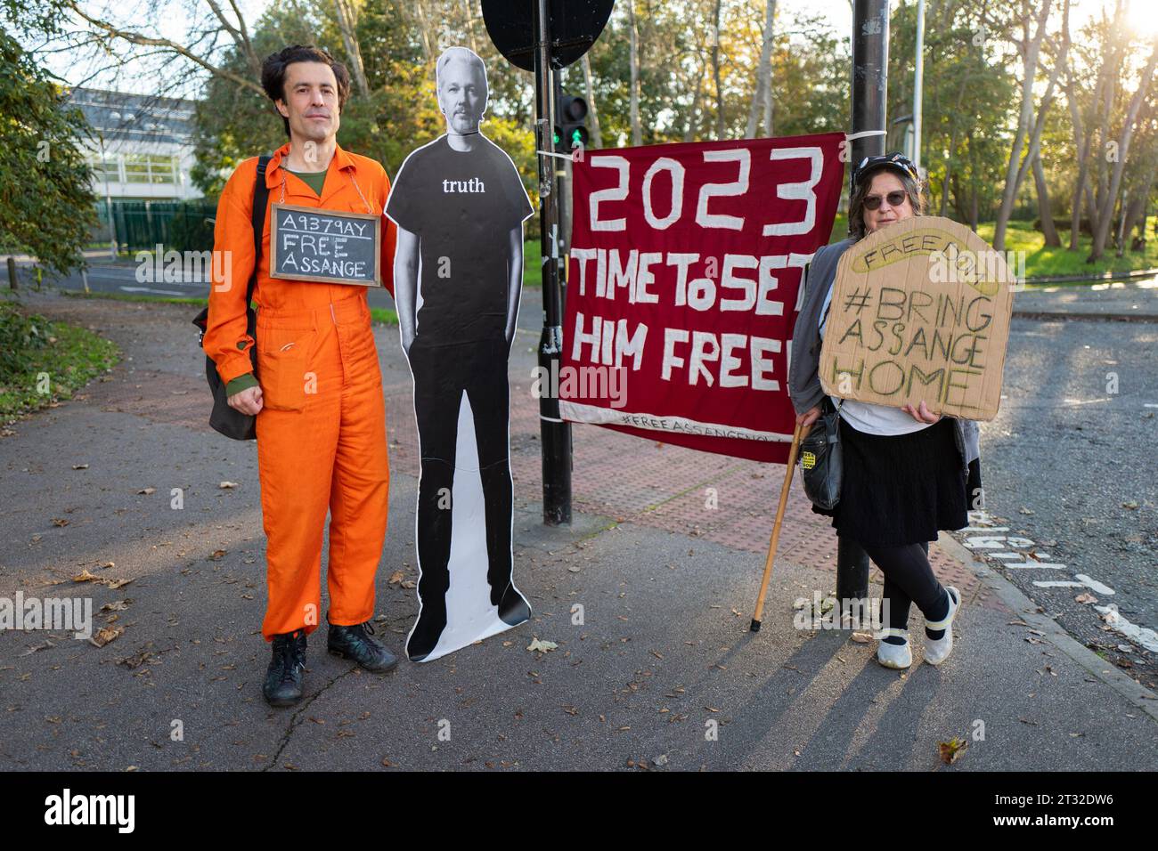 London, Großbritannien. Oktober 2023. Matt O'Branain aus Neuseeland und Deborah Bee aus London kamen heute ins Belmarsh Gefängnis, um ihre Solidarität mit Julian Assange zu bekunden. der in einem britischen Gefängnis festgehalten wird, während seine Anwälte versuchen, seine Auslieferung an die Vereinigten Staaten zu blockieren, weil er Anschuldigungen wegen seiner Veröffentlichung geheimer militärischer Geheimdienstdokumente hatte. Im Falle einer Verurteilung droht Assange eine Gesamtstrafe von bis zu 175 Jahren Haft. Er ist seit mehr als vier Jahren in Belmarsh Gefängnis inhaftiert, da er die US-Auslieferung oder angefochten hat Stockfoto