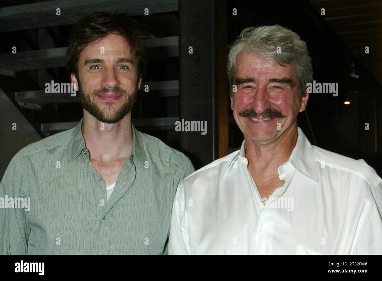 NEW YORK, NY – 9. AUGUST: Sam Waterston gratuliert seinem Sohn James Waterston nach einer Aufführung von Buffalo Gal, die 59 am 9. August 2008 im E59 Theater in New York City stattfand. Quelle: Joseph Marzullo/MediaPunch Stockfoto