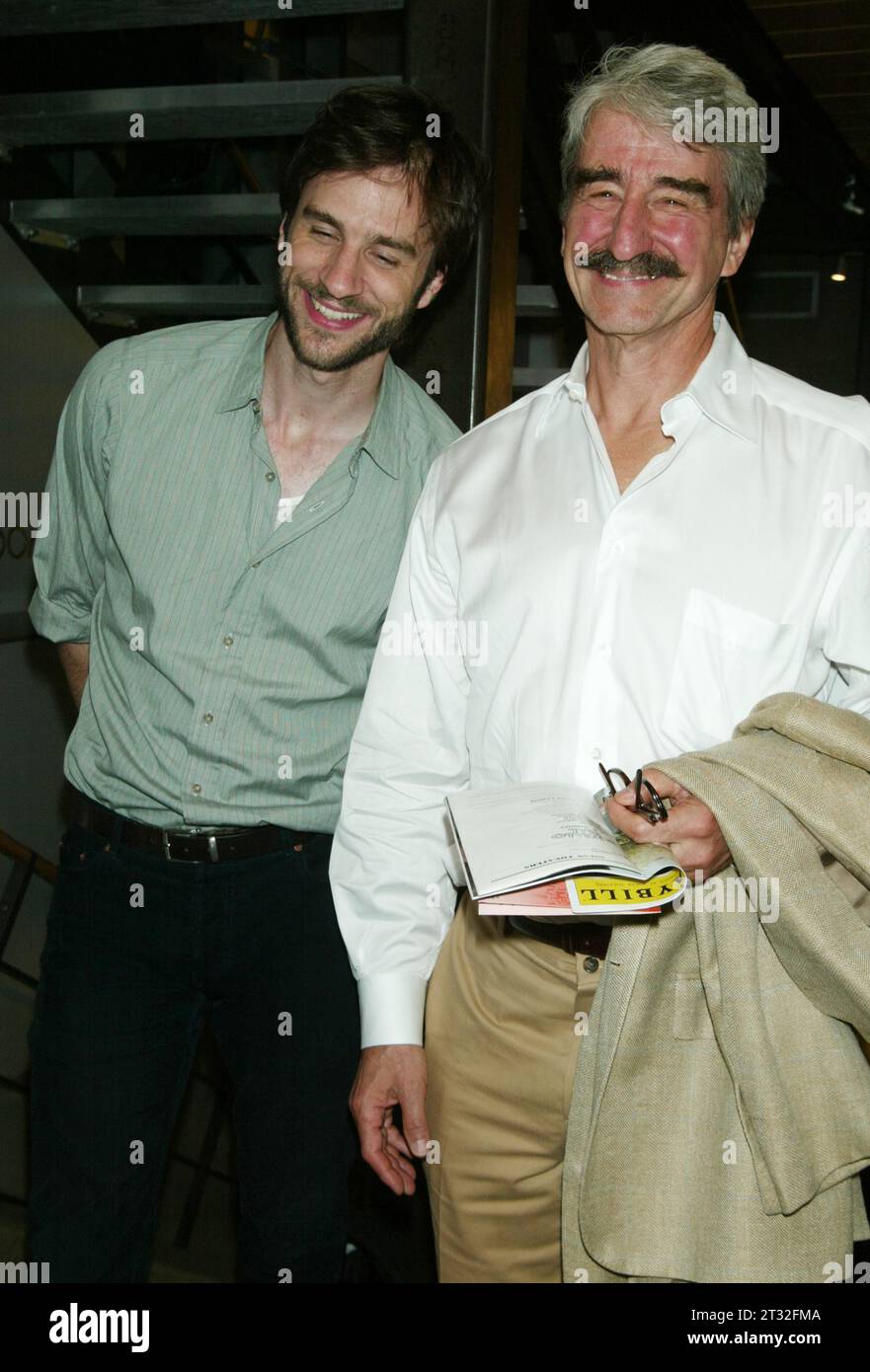 NEW YORK, NY – 9. AUGUST: Sam Waterston gratuliert seinem Sohn James Waterston nach einer Aufführung von Buffalo Gal, die 59 am 9. August 2008 im E59 Theater in New York City stattfand. Quelle: Joseph Marzullo/MediaPunch Stockfoto
