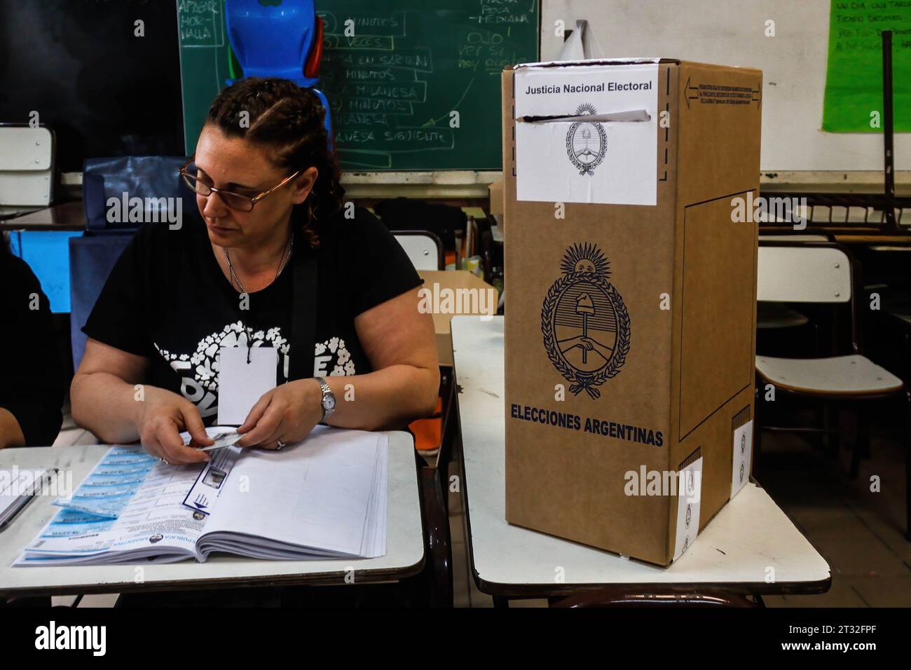 Buenos Aires, Argentinien. Oktober 2023. Die Wahlbehörde bereitet sich auf einem Wahllokal während der argentinischen Präsidentschaftswahlen 2023 vor. (Foto: Cristobal Basaure Araya/SOPA I/SIPA USA) Credit: SIPA USA/Alamy Live News Stockfoto