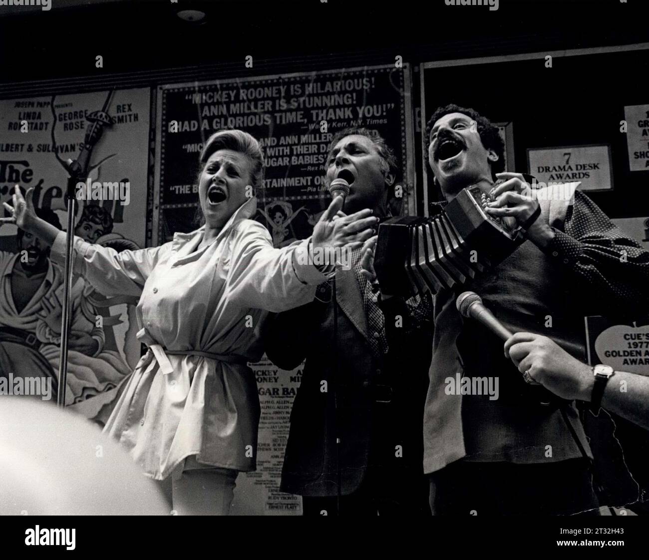 20. Mai 1981, New York, New York, USA: Schubert Alley Wo Schauspieler und Freunde die Broadway Show „Gemini's“ zum fünften Jahrestag mit Essen und Lied feiern, L-R: JESSICA JAMES, 52, die Bunny Weinberger in „Gemini“ spielt. FRANK BIANCOMANO, 53, spielte als Senior Geminiani in „Gemini“, und STEVEN HANAN, 33, Akkordeon, von „Barnum“. Diese Komödie ist das am längsten laufende Broadway-Stück der Zeit nach dem Zweiten Weltkrieg. (Kreditbild: © Keystone Press Agency/ZUMA Press Wire) NUR REDAKTIONELLE VERWENDUNG! Nicht für kommerzielle ZWECKE! Stockfoto