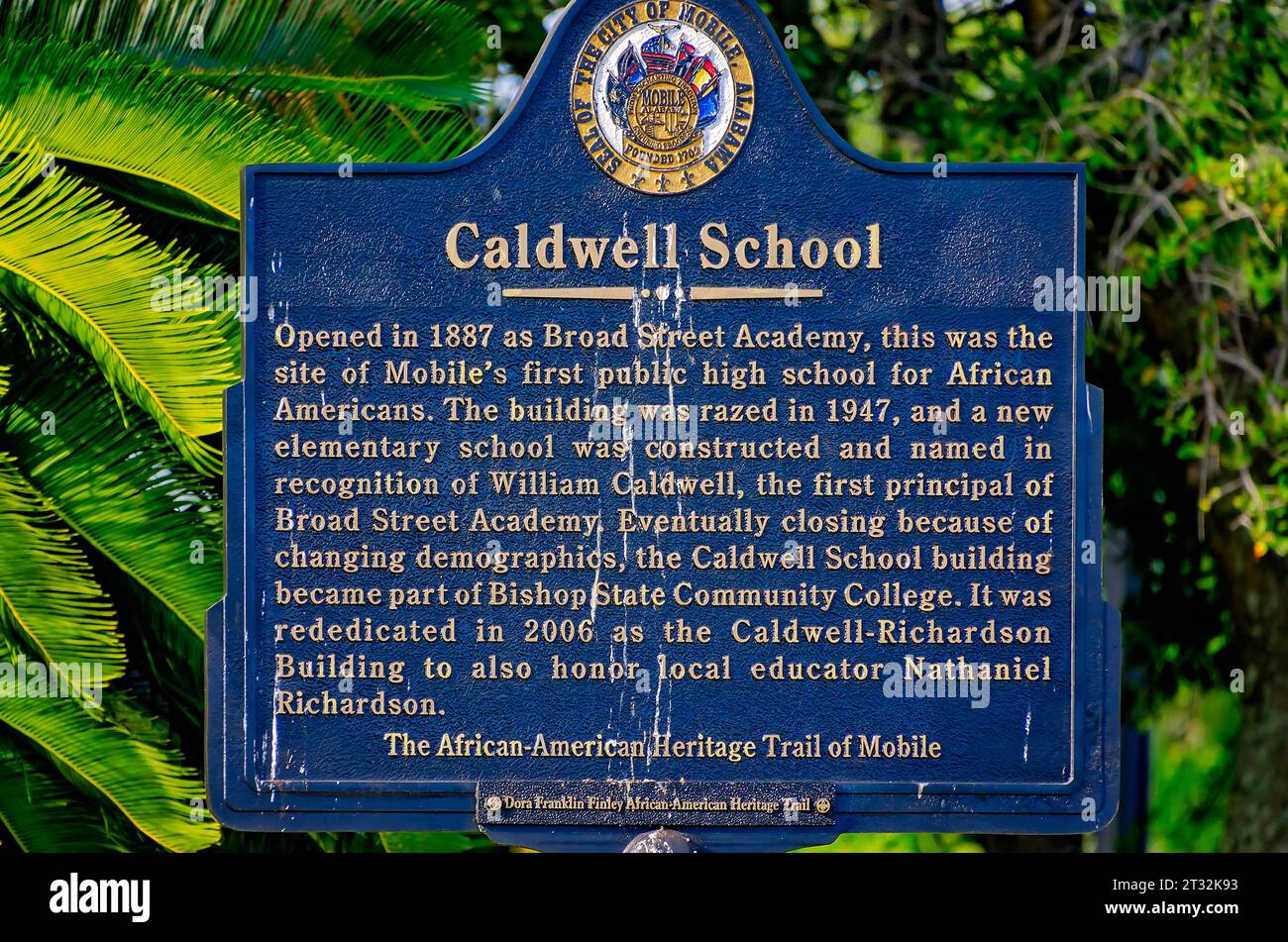 Ein historischer Marker erzählt die Geschichte der Caldwell School, heute Teil des Campus des Bishop State Community College am 21. Oktober 2023 in Mobile, Alabama. Stockfoto