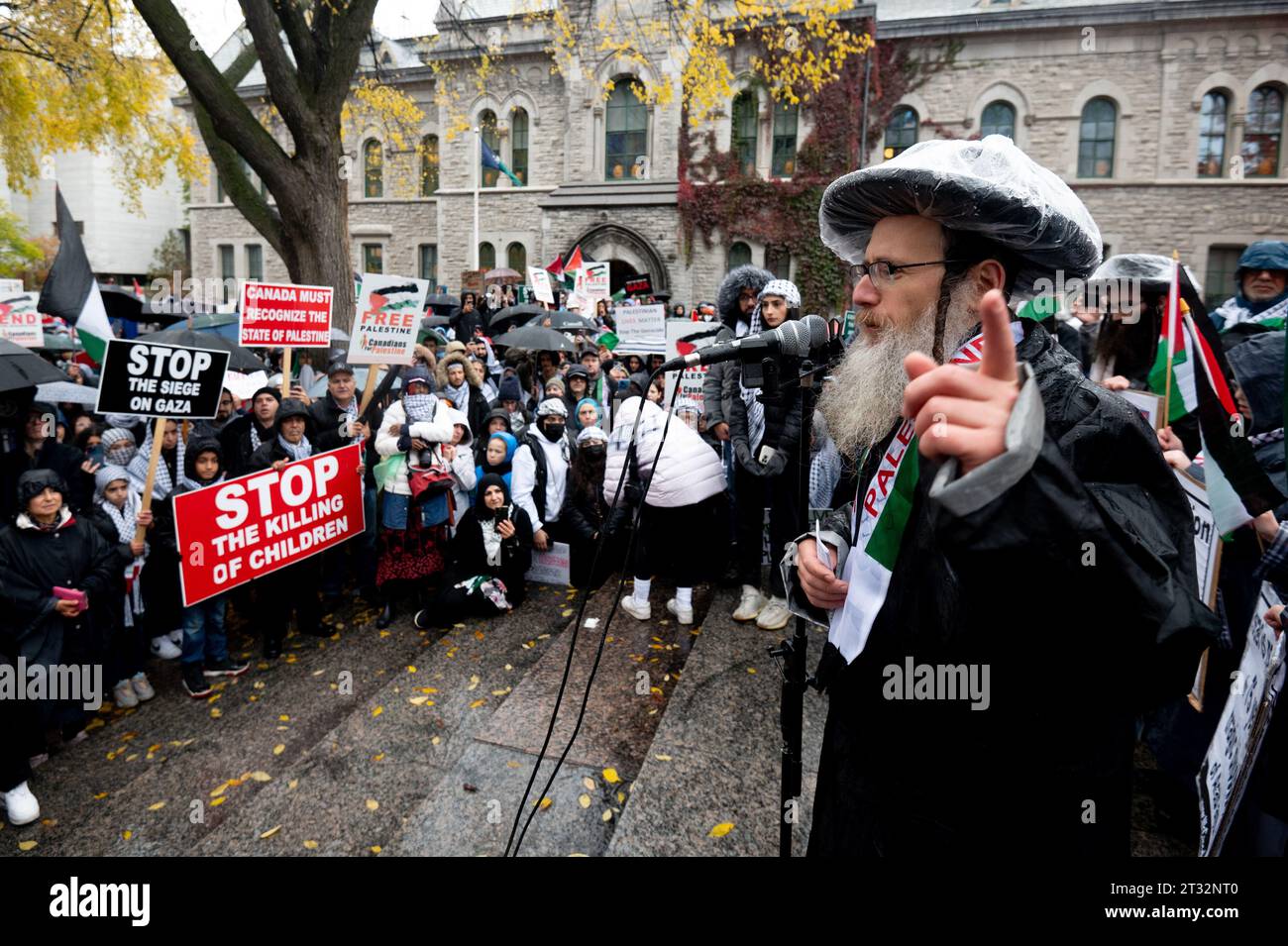 Ottawa, Kanada. Oktober 2023. Rabbiner Dovid Feldman spricht bei einem Protest pro Palästina in Ottawa am 22. Oktober 2023. Quelle: The Canadian Press/Alamy Live News Stockfoto