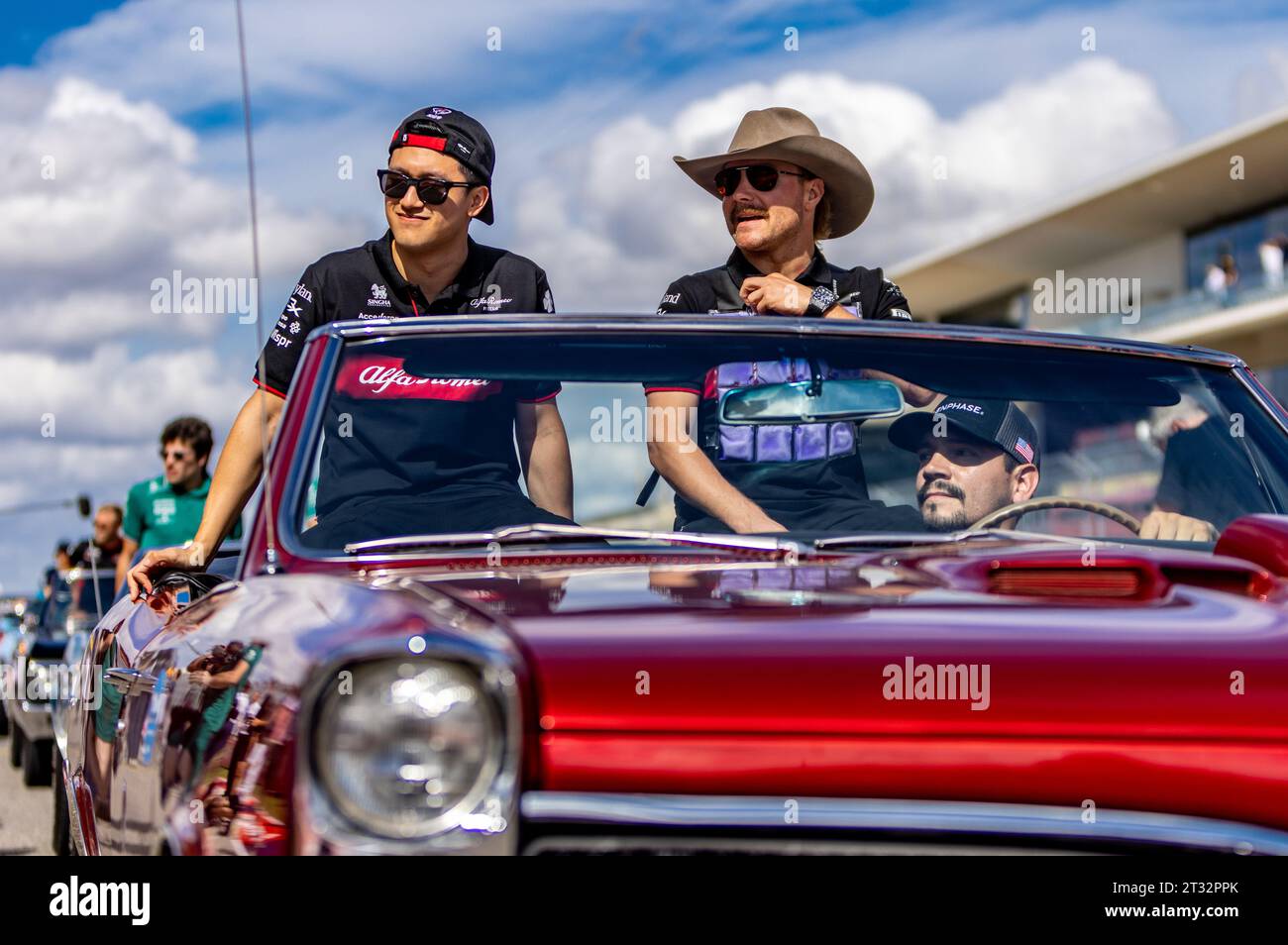 Austin, Texas - 22. Oktober 2023: Zhou Guanyu und Valtteri Bottas während der Fahrerparade beim Lenovo United States Grand Prix auf dem Circuit of the Americas. Quelle: Nick Paruch / Alamy Live News Stockfoto