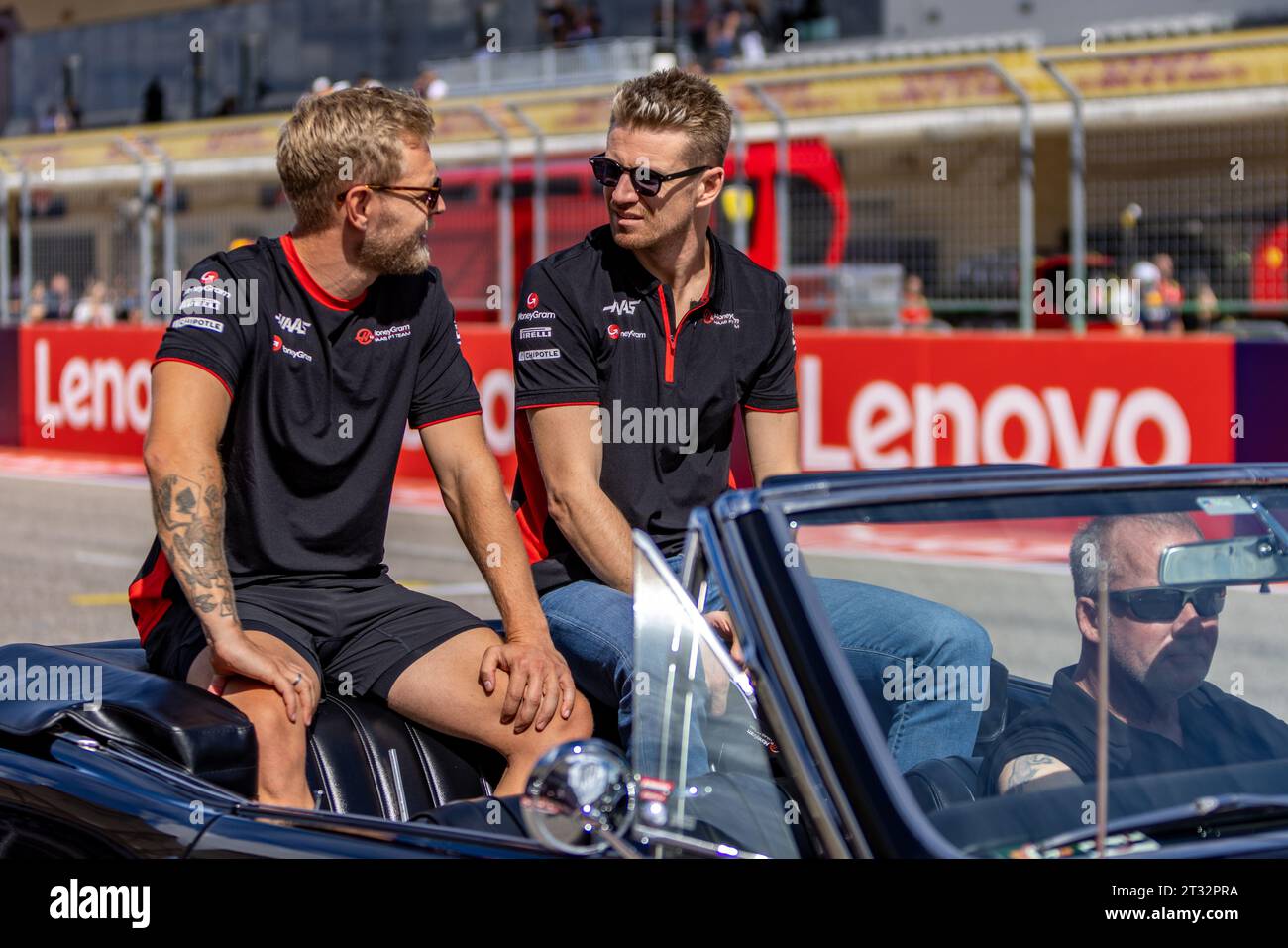 Austin, Texas - 22. Oktober 2023: Kevin Magnussen und Nico Hulkenberg während der Fahrerparade beim Lenovo United States Grand Prix auf dem Circuit of the Americas. Quelle: Nick Paruch / Alamy Live News Stockfoto