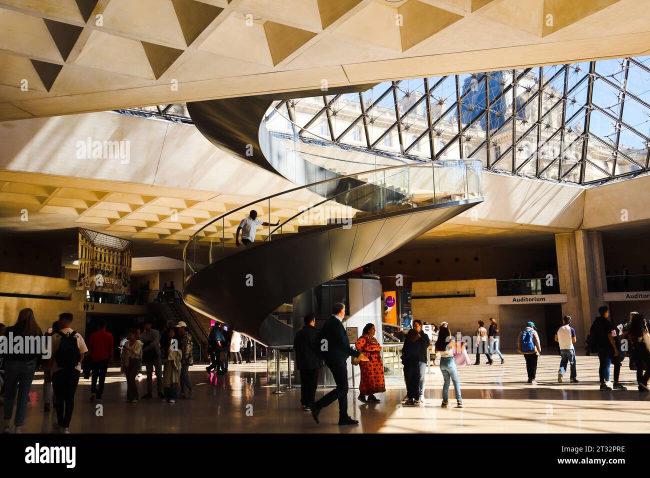 Louvre Museum, Paris, Frankreich. Louvre-Architektur im Inneren. Rasterpyramide. Stockfoto