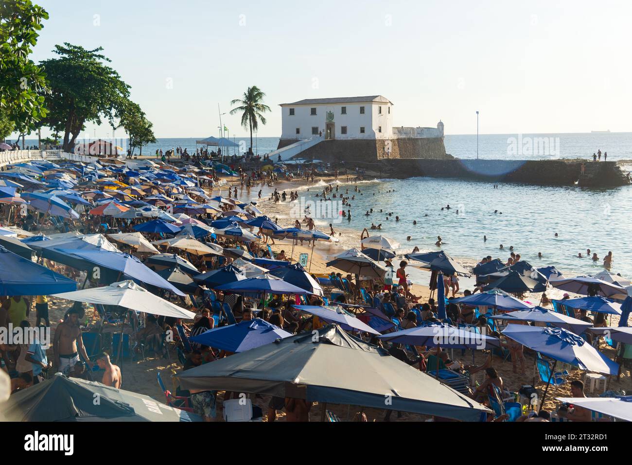 Salvador, Bahia, Brasilien - 21. Oktober 2023: Touristen haben Spaß am Strand von Porto da Barra Postkarte der Stadt Salvador, Bahia. Stockfoto