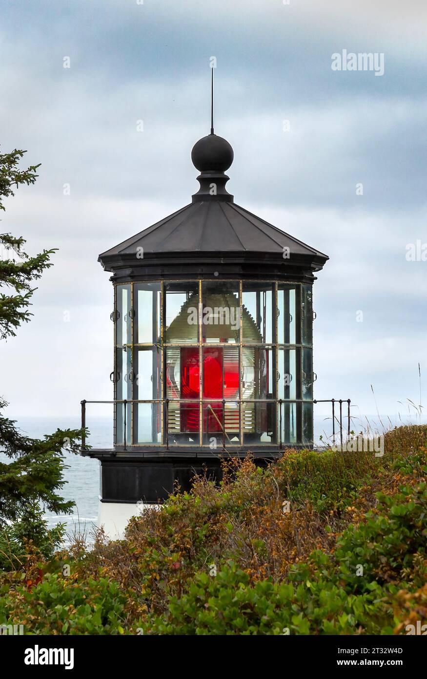 Cape Meares Lighthouse ist vielleicht der kürzeste Leuchtturm an der Küste Oregons, verfügt aber über ein beeindruckendes, mit Kerosinenergie betriebenes Objektiv. Am 1. Januar 1890 wurde das erste Mal beleuchtet Stockfoto