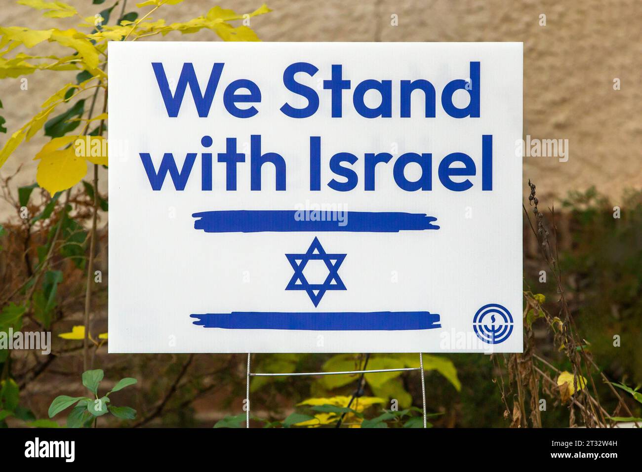 Wir stehen mit Israel Yard Zeichen zur Unterstützung des Nahost-Krieges des Staates Israel mit der Hamas im Gazastreifen. Stockfoto