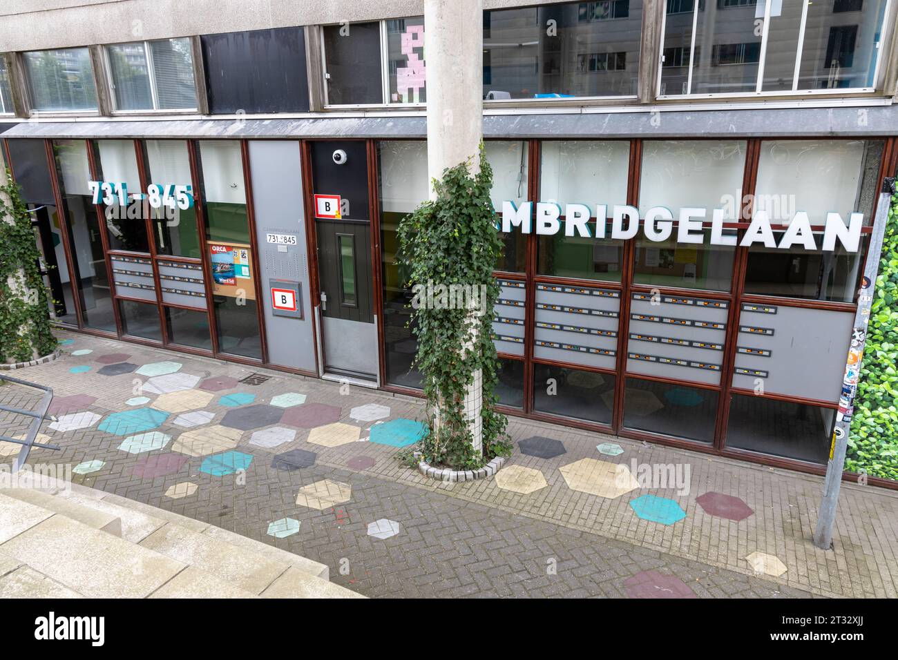Der Eingang der Wohnung im Camebridgelaan-Komplex, im Utrecht Science Park / Utrecht University Campus, Utrecht, Niederlande. Stockfoto