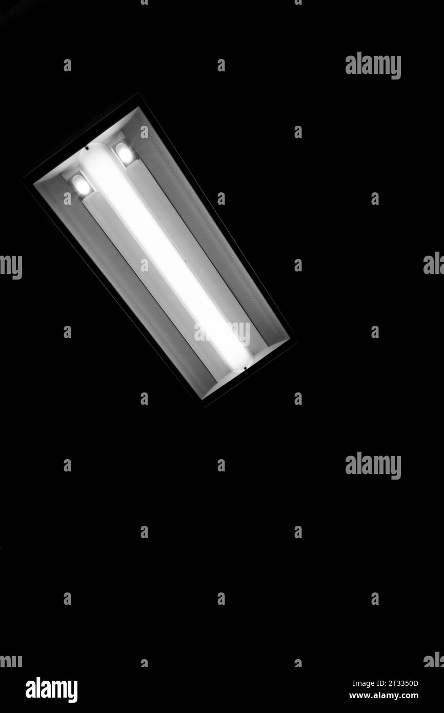 Schwarzweißfoto der Deckenlampe mit Leuchtstofflampe Stockfoto