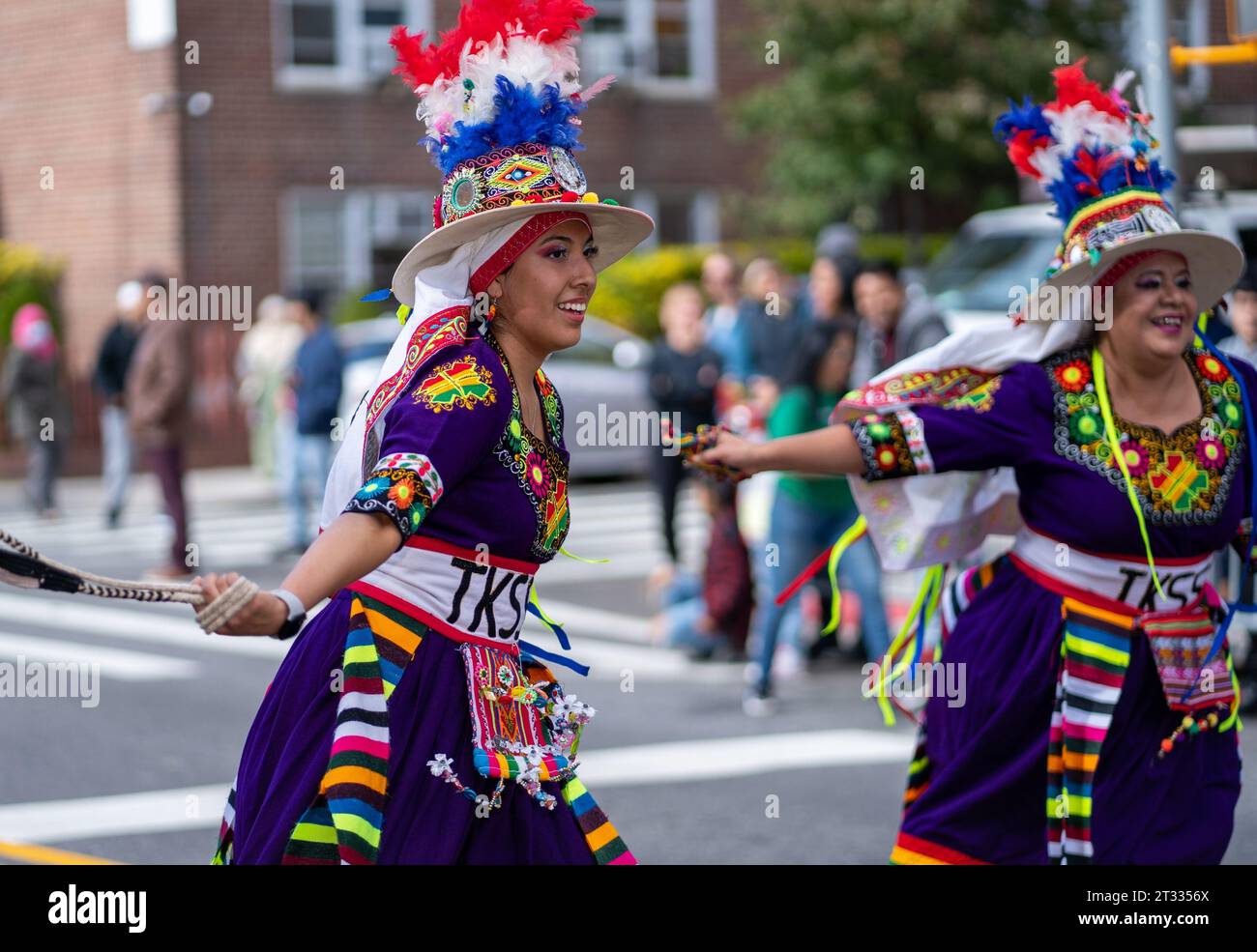 New York, New York, USA. Oktober 2023. (NEU) die Queens Bolivian Parade NYC 2023. 22. Oktober 2023, Queens, New York, USA: Die Queens Bolivian Parade NYC 2023 ist eine lebendige Community-Veranstaltung, die bolivianische Kultur zeigt und die Errungenschaften bolivianischer Amerikaner ehrt. Die Veranstaltung findet am 22. Oktober 2023 statt, während die Teilnehmer auf der 37th Avenue in Jackson Heights, Queens, marschieren, um ihr Erbe und ihre Traditionen zu feiern. Bei der diesjährigen Parade war auch der Bürgermeister von New York, Eric Adams, anwesend, der eine Zeremonie zur Eröffnung der Feierlichkeiten am frühen Tag durchführte. Credi Stockfoto