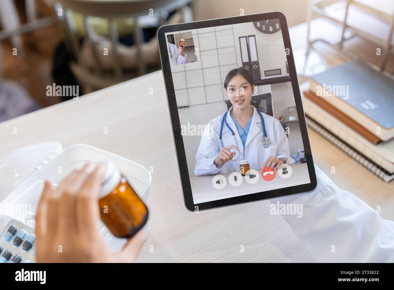 Arzttreffen online und Besprechung über neue Medikamente per Videoanruf auf Tablet Stockfoto