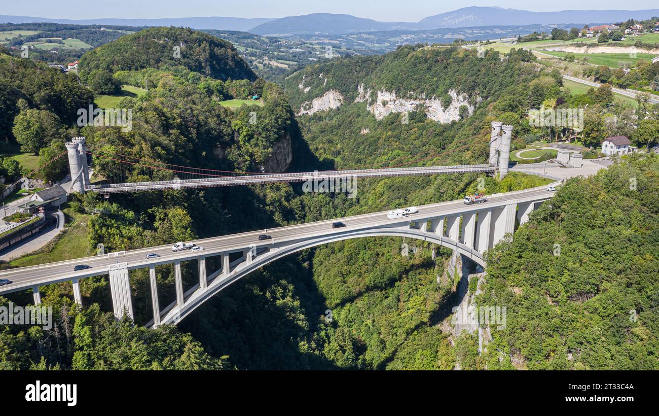 Die Charles-Albert-Brücke, auch „Pont de la Caille“ genannt, eine der ältesten Hängebrücken & Caquot Bogenbrücke über die Usses in die Alpen Stockfoto