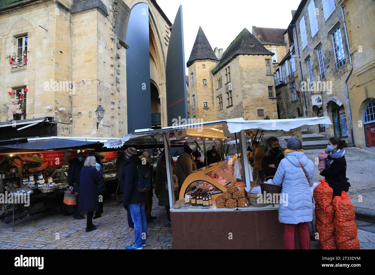 COVID-19, Virusübertragung, Gesundheit, Masken tragen, Prävention und soziales Leben. Tragen einer Maske auf dem Sarlat-Markt in Périgord Noir während der T Stockfoto