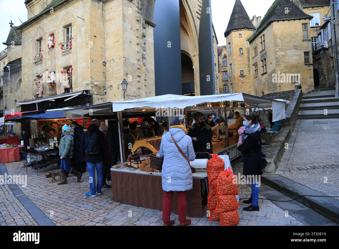 COVID-19, Virusübertragung, Gesundheit, Masken tragen, Prävention und soziales Leben. Tragen einer Maske auf dem Sarlat-Markt in Périgord Noir während der T Stockfoto