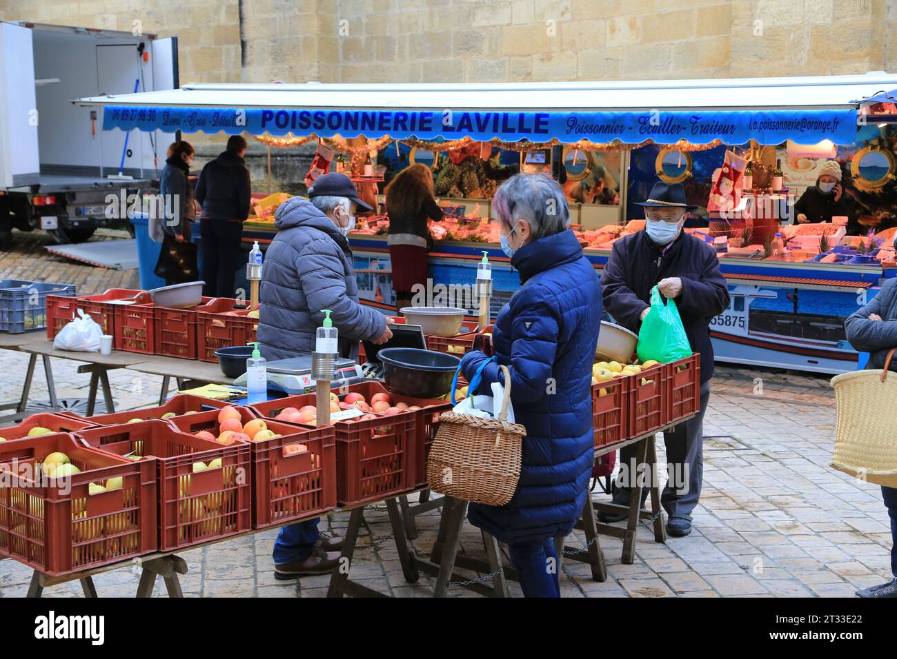 COVID-19, Virusübertragung, Gesundheit, Masken tragen, Prävention und soziales Leben. Tragen einer Maske auf dem Sarlat-Markt in Périgord Noir während der T Stockfoto