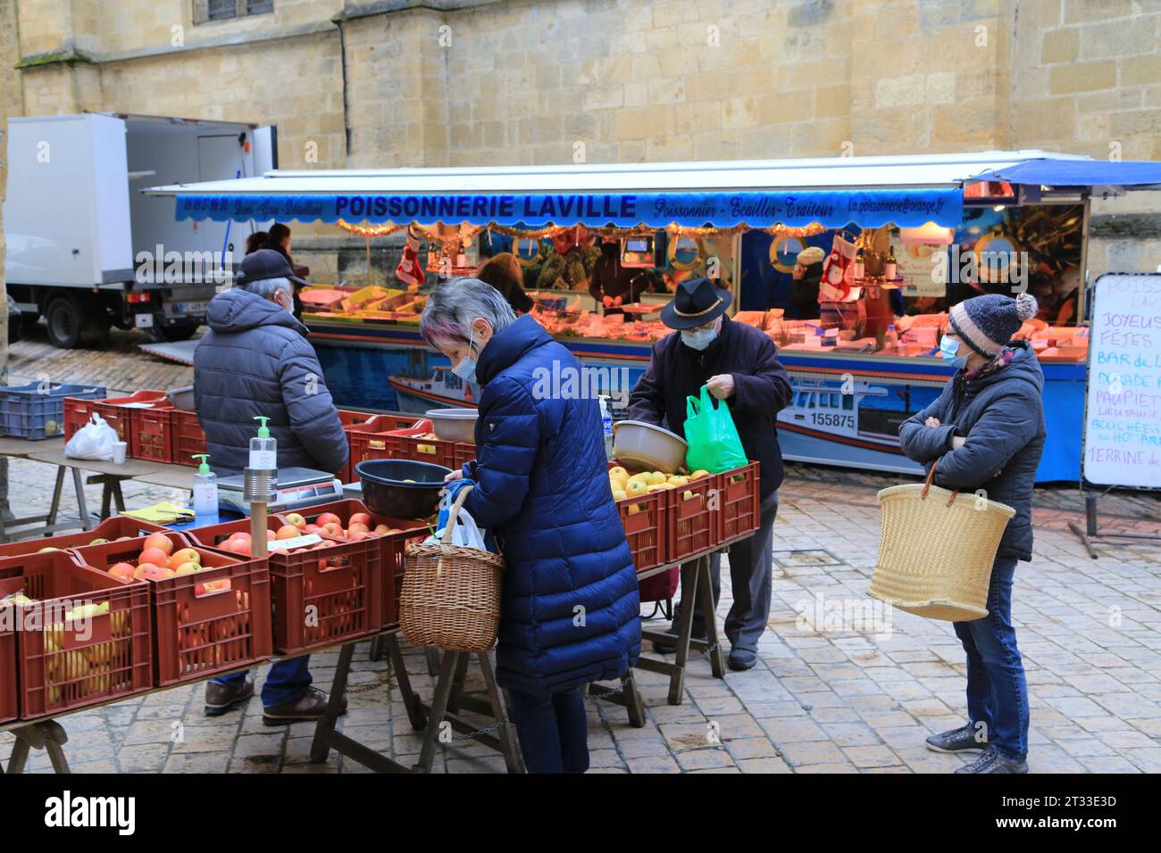 COVID-19, Virusübertragung, Gesundheit, Masken tragen, Prävention und soziales Leben. Tragen einer Maske auf dem Sarlat-Markt in Périgord Noir während der T Stockfoto