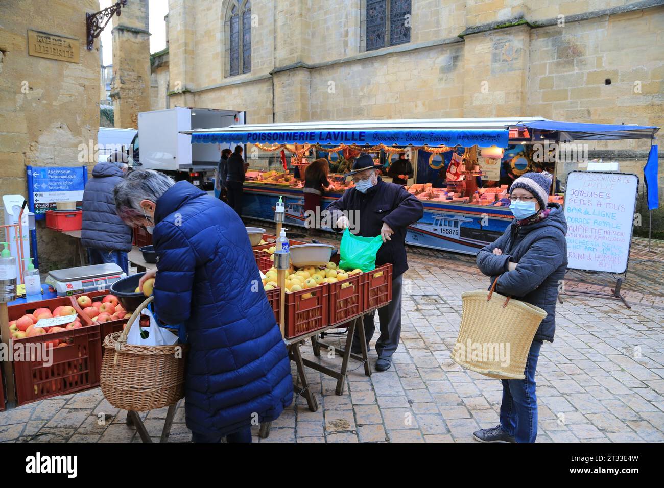 COVID-19, Virusübertragung, Gesundheit, Masken tragen, Prävention und soziales Leben. Tragen einer Maske auf dem Sarlat-Markt in Périgord Noir während der T Stockfoto