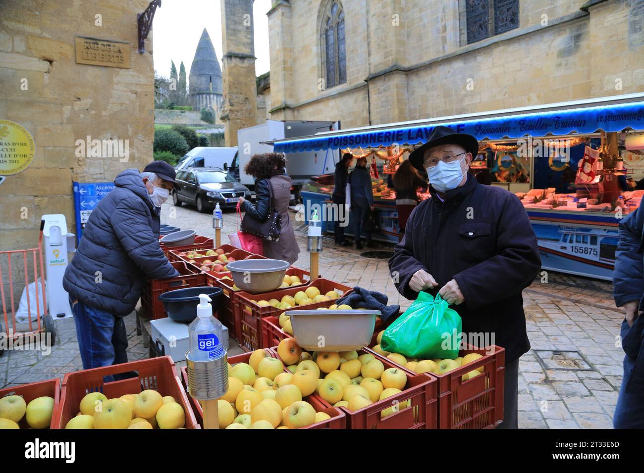 COVID-19, Virusübertragung, Gesundheit, Masken tragen, Prävention und soziales Leben. Tragen einer Maske auf dem Sarlat-Markt in Périgord Noir während der T Stockfoto