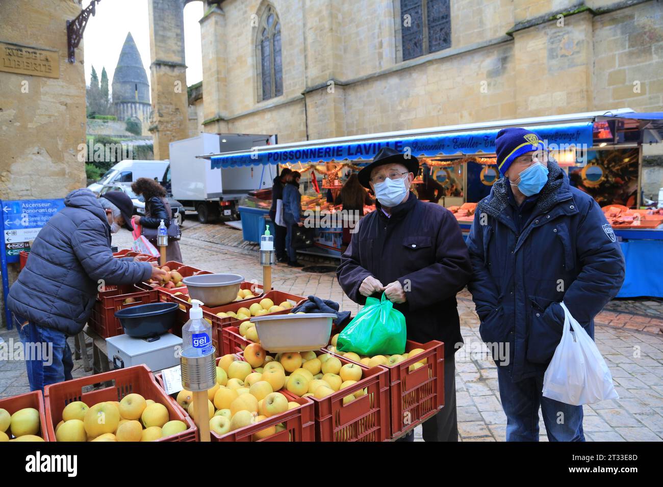 COVID-19, Virusübertragung, Gesundheit, Masken tragen, Prävention und soziales Leben. Tragen einer Maske auf dem Sarlat-Markt in Périgord Noir während der T Stockfoto