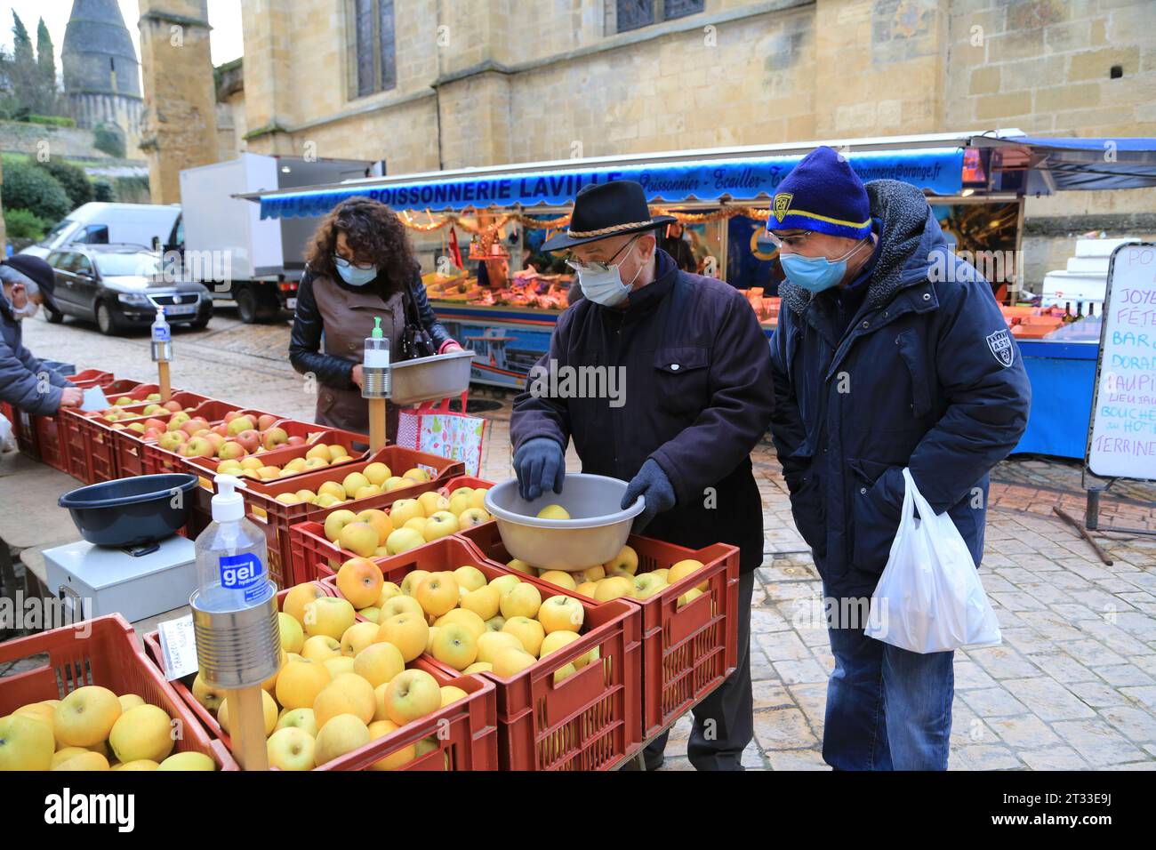 COVID-19, Virusübertragung, Gesundheit, Masken tragen, Prävention und soziales Leben. Tragen einer Maske auf dem Sarlat-Markt in Périgord Noir während der T Stockfoto