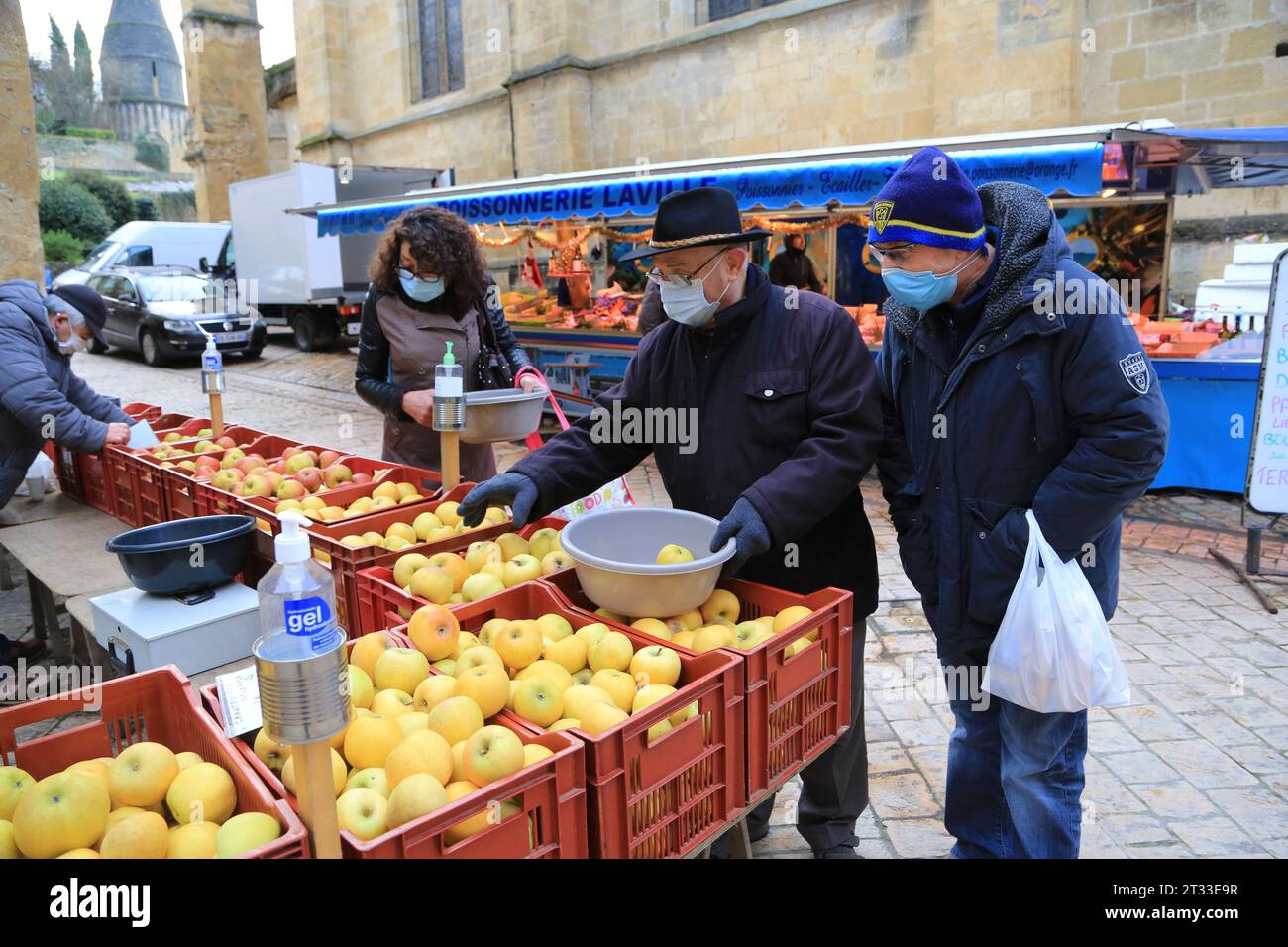 COVID-19, Virusübertragung, Gesundheit, Masken tragen, Prävention und soziales Leben. Tragen einer Maske auf dem Sarlat-Markt in Périgord Noir während der T Stockfoto