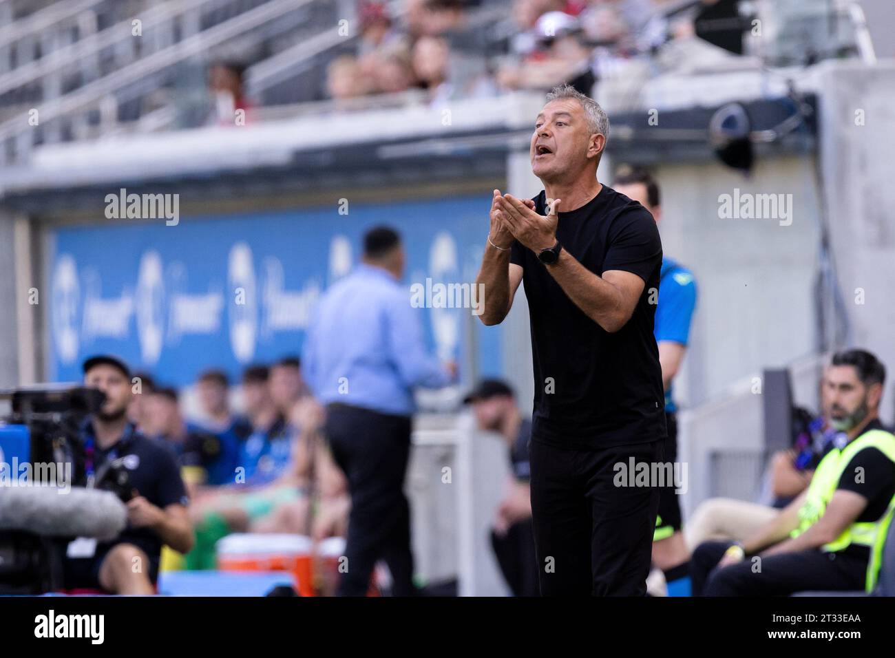 Sydney, Australien, 22. Oktober 2023. Der Trainer der Western Sydney Wanderers Marko Rudan gibt seinem Team Anweisungen während des A-League Männer-Fußballspiels zwischen Western Sydney Wanderers FC und Wellington Phoenix im CommBank Stadium am 22. Oktober 2023 in Sydney, Australien. Quelle: Damian Briggs/Speed Media/Alamy Live News Stockfoto