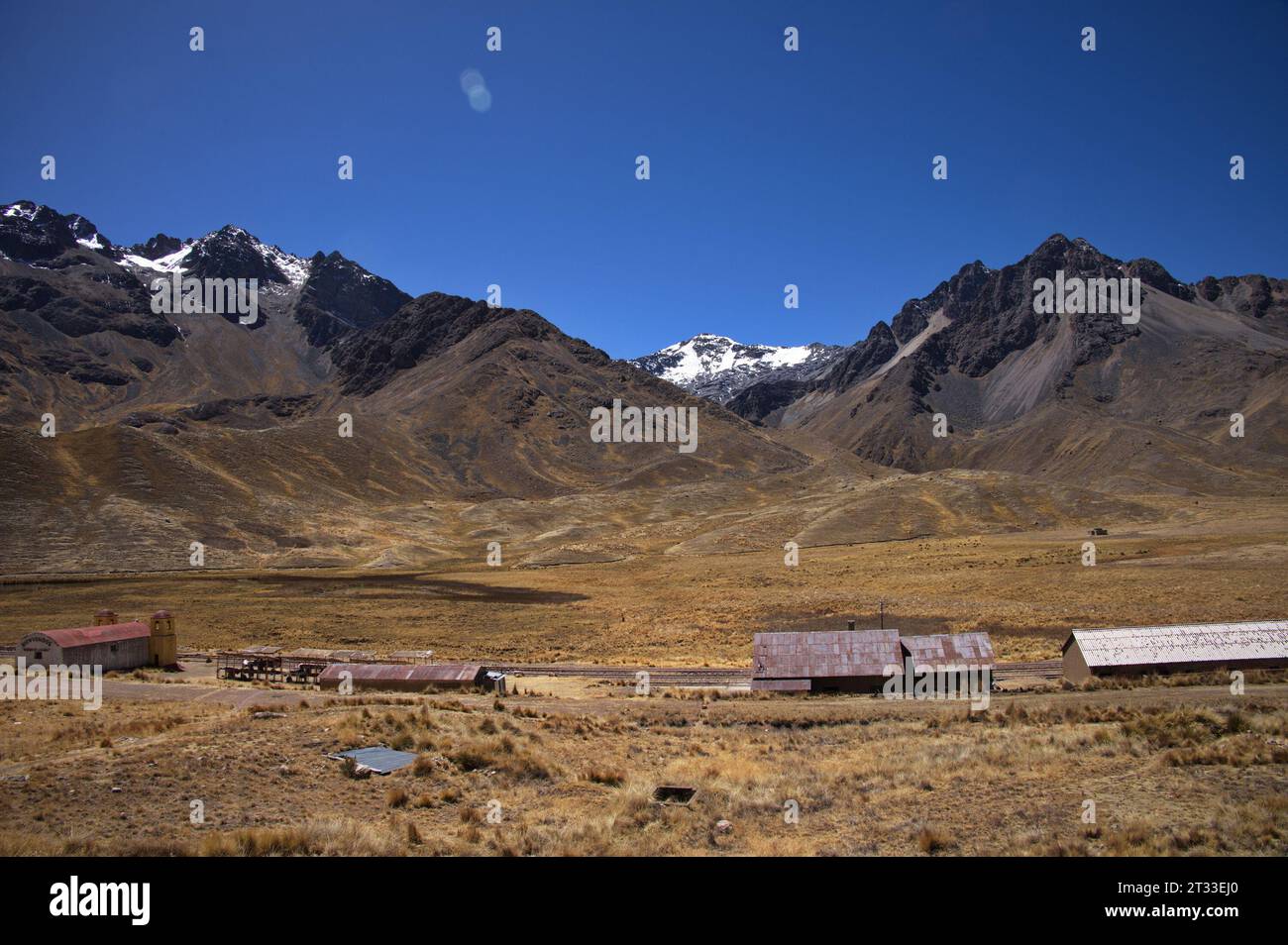 Abra la Raya Bergpass zwischen Puno und Cusco in Peru mit Bahnhof Stockfoto