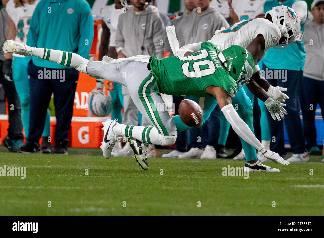 Philadelphia, Usa. Oktober 2023. Philadelphia Eagles Cornerback Eli Ricks (39) bricht einen Pass für Miami Dolphins Wide Receiver Tyreek Hill (10) während eines NFL-Fußballspiels im Lincoln Financial Field in Philadelphia am Sonntag, den 22. Oktober 2023 auf. Foto: Laurence Kesterson/UPI Credit: UPI/Alamy Live News Stockfoto