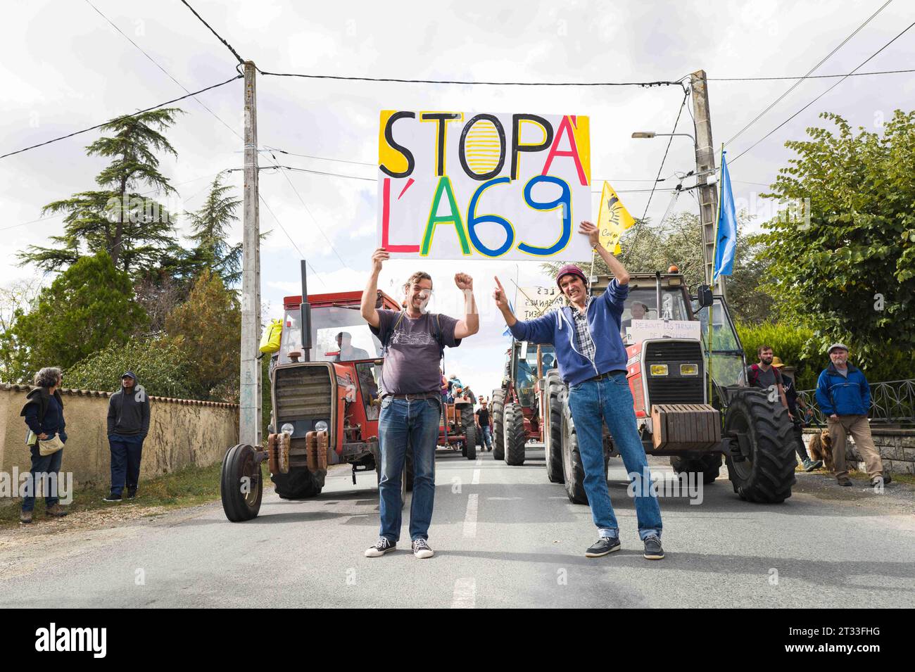 Julien Le Guet, Anführer des Kampfes gegen die Mega-Becken in Sainte-Soline, neben Jean-Baptiste Redde, bekannt als Voltuan, mit seinem Plakat Stop A l A69. Prozession öffnen. Demonstration gegen das Autobahnprojekt A69 zwischen Toulouse und Castres. Die Mobilisierung namens Ramdam sur le macadam hat laut den Organisatoren mehr als 9.500 Menschen zusammengeführt. Frankreich, Saix am 21. Oktober 2023. Foto: Patricia Huchot-Boissier/ABACAPRESS.COM Credit: Abaca Press/Alamy Live News Stockfoto