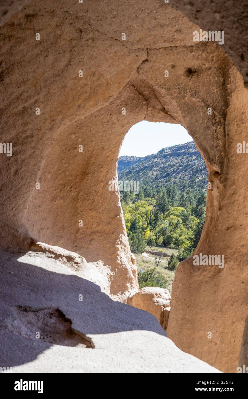 Bandelier National Monument in der Nähe von Los Alamos, New Mexico. Das Denkmal bewahrt die Häuser und das Territorium der angestammten Puebloans Stockfoto
