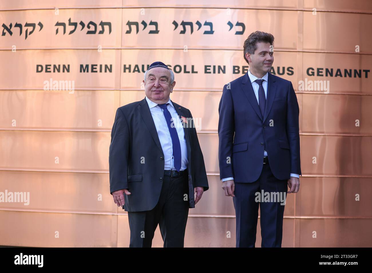 22. Oktober 2023, Sachsen-Anhalt, Dessau-Roßlau: Alexander Wassermann (l), Vorsitzender der Jüdischen Gemeinde in Dessau, und Robert Reck (unabhängig), Bürgermeister der Stadt Dessau-Roßlau, stehen vor der neu errichteten Synagoge. Foto: Jan Woitas/dpa Stockfoto