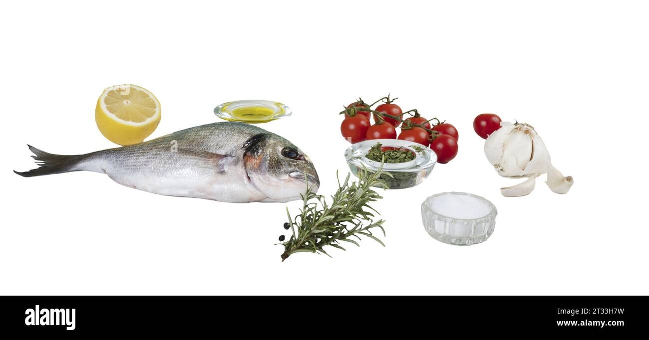 Eine Seebrasse und mit Produkten für die Zubereitung eines Rezepts auf transparentem Hintergrund Stockfoto