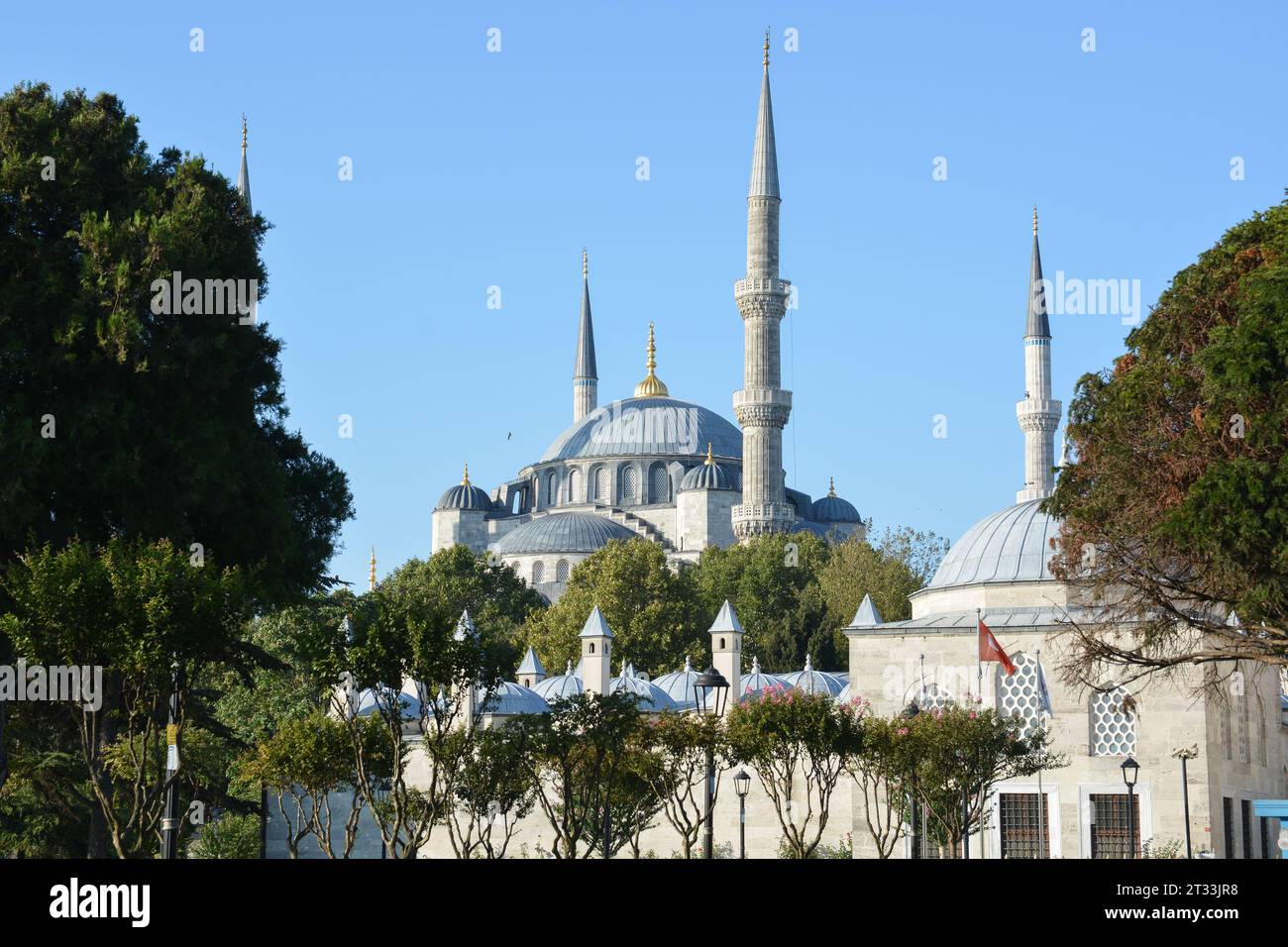 Sehenswürdigkeiten im historischen Viertel von Istanbul. Sultanahmet-Platz in Istanbul, Blaue Moschee. Stockfoto