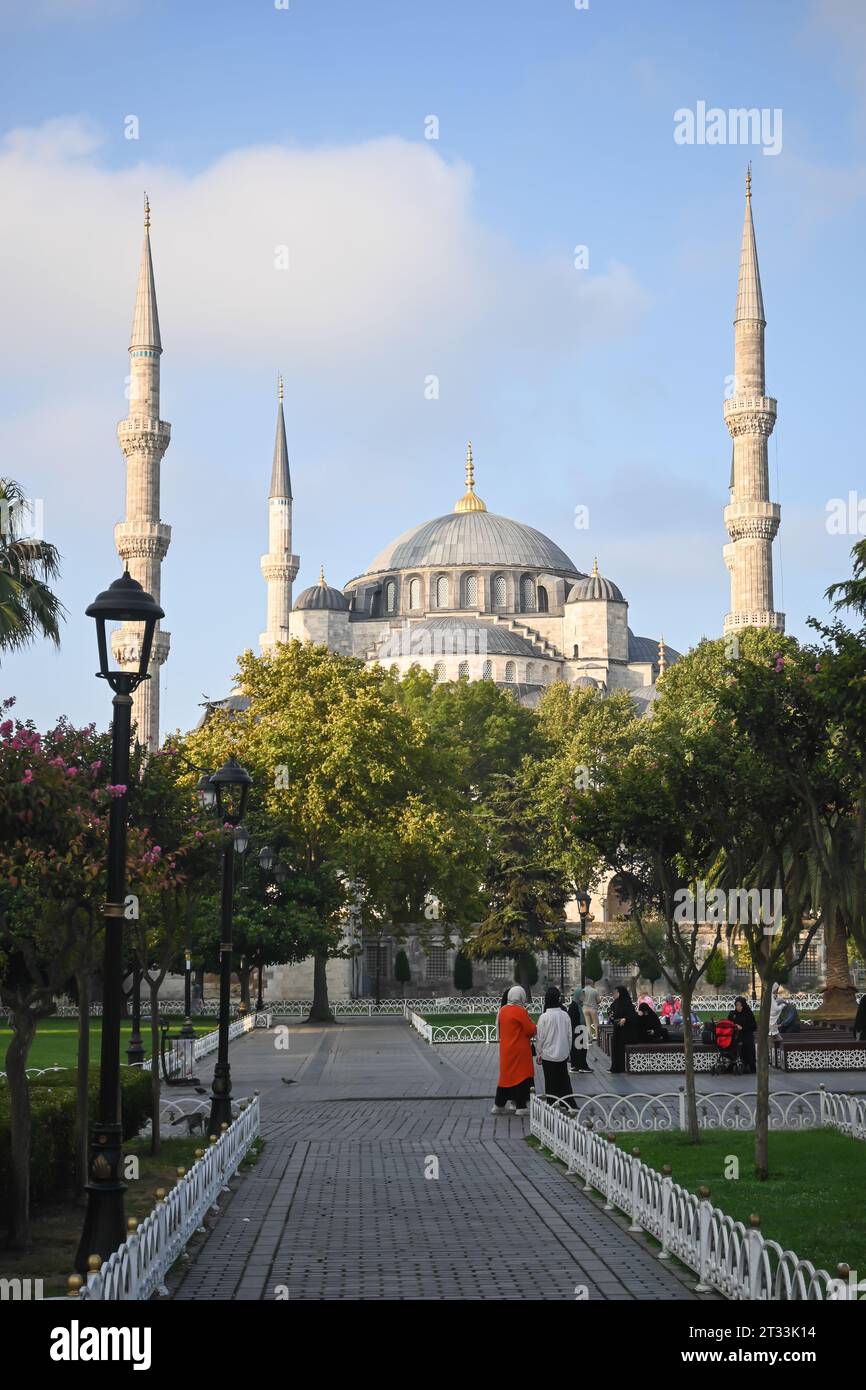 Sehenswürdigkeiten im historischen Viertel von Istanbul. Sultanahmet-Platz in Istanbul, Blaue Moschee. Stockfoto