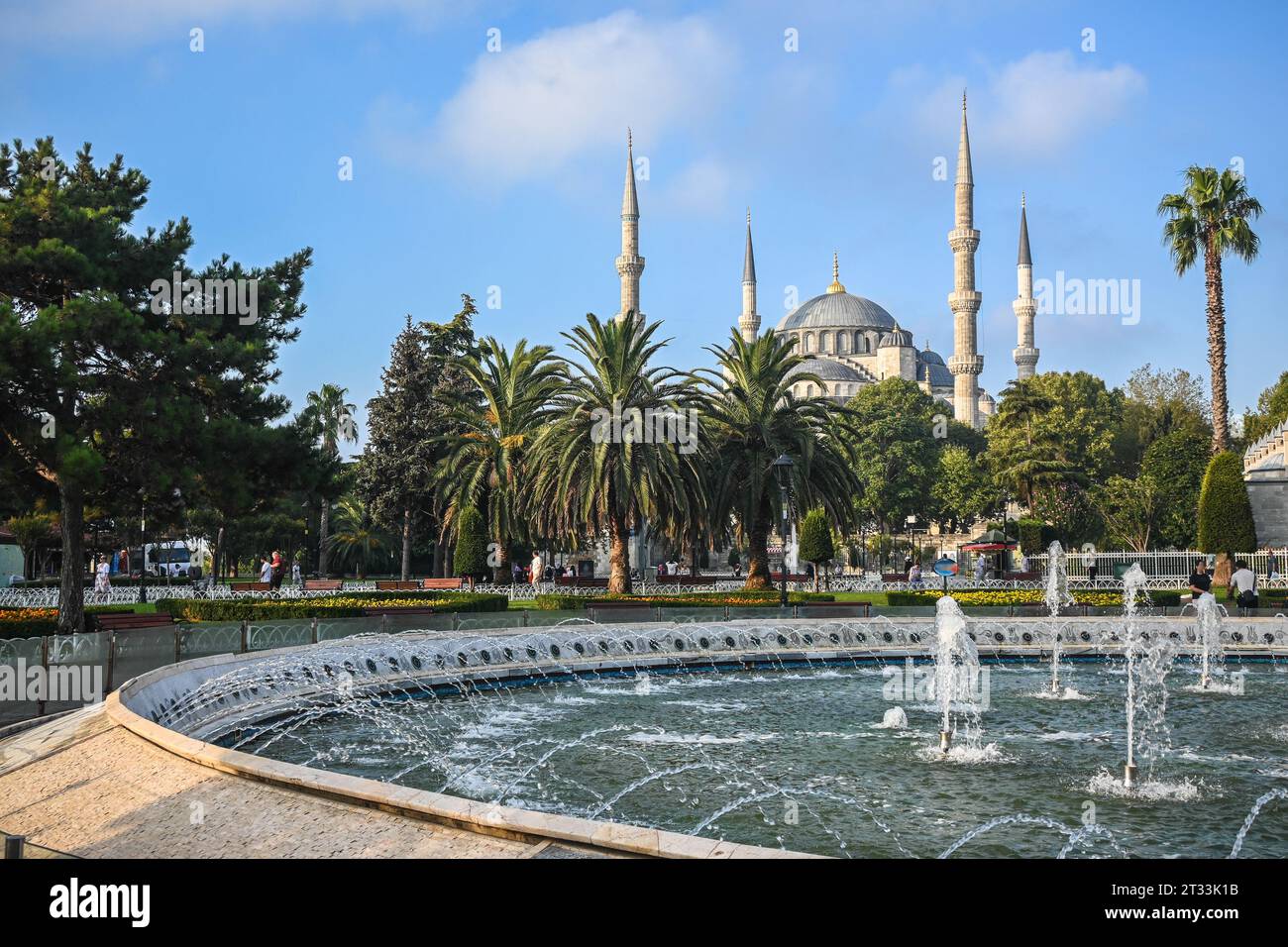 Sehenswürdigkeiten im historischen Viertel von Istanbul. Sultanahmet-Platz in Istanbul, Blaue Moschee. Stockfoto