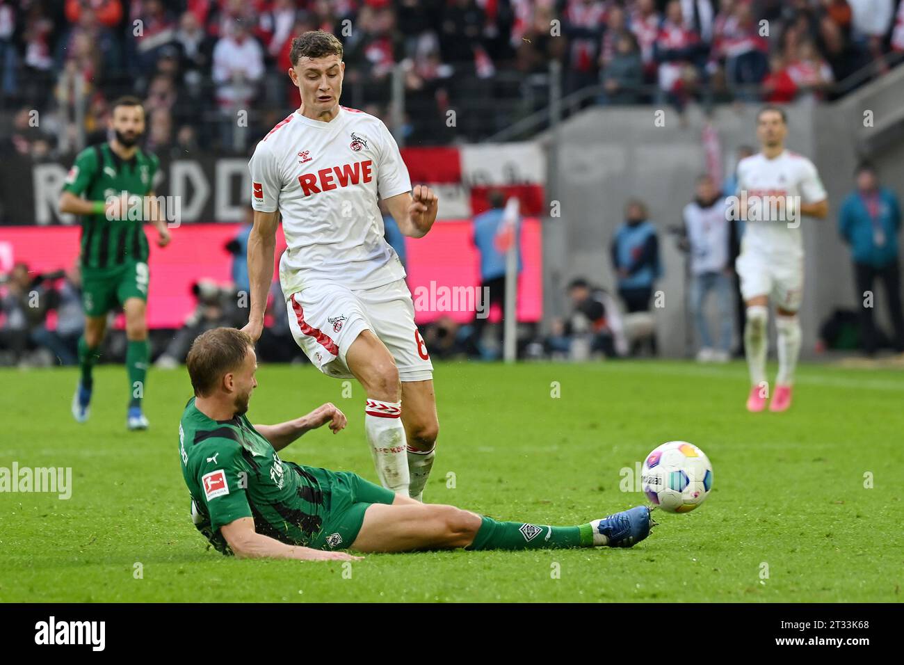 Köln, Deutschland. Oktober 2023. Eric Martel (zurück) vom FC Köln streitet mit Marvin Friedrich von Borussia Mönchengladbach im ersten Liga-Spiel der 8. Runde zwischen dem FC Köln und Borussia Mönchengladbach, 22. Oktober 2023 in Köln. Quelle: Ulrich Hufnagel/Xinhua/Alamy Live News Stockfoto