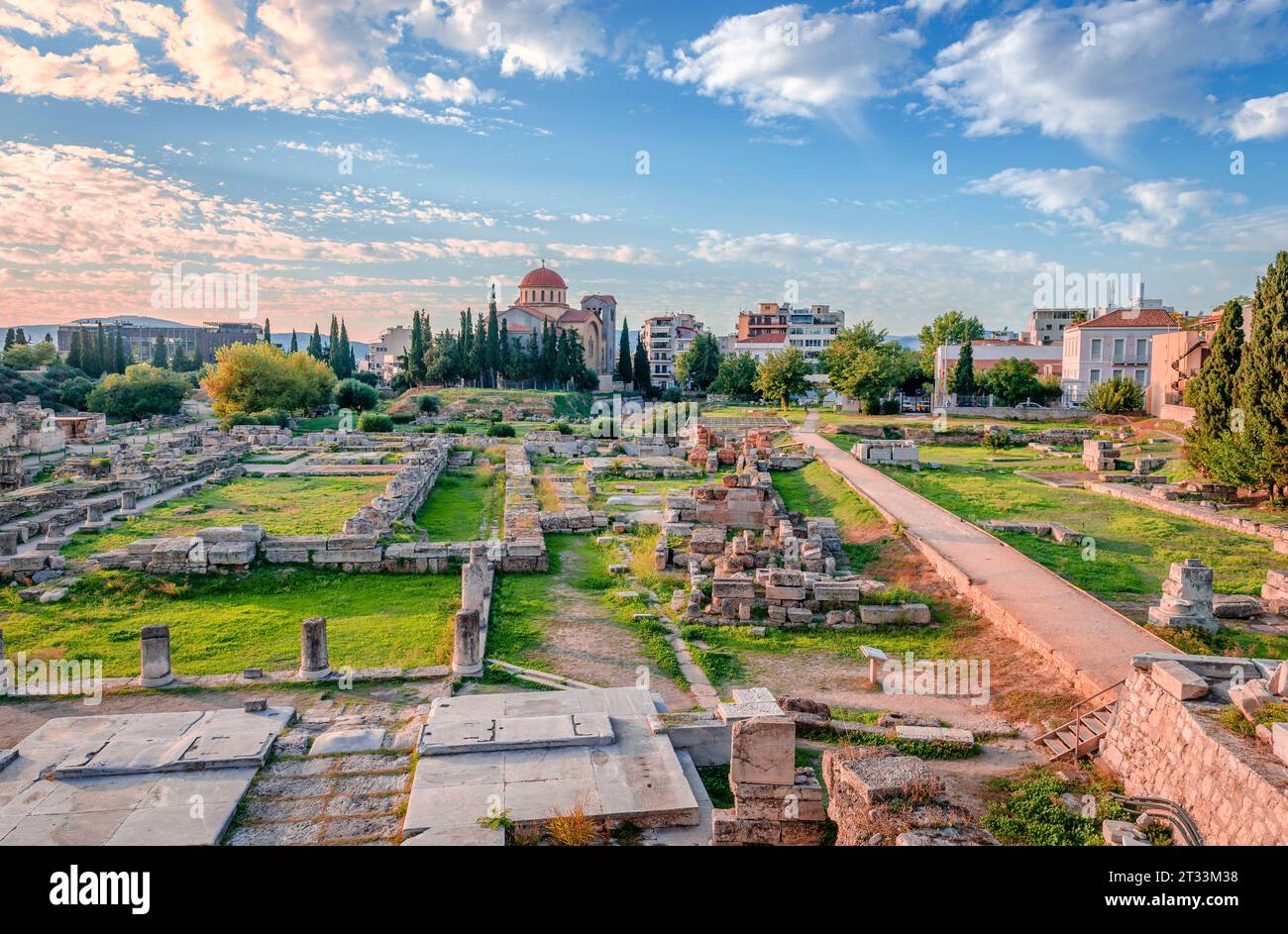 Die archäologische Stätte des Kerameikos, der Friedhof des antiken Athen, Griechenland. Die orthodoxe Kirche der Heiligen dreifaltigkeit steht im Hintergrund. Stockfoto