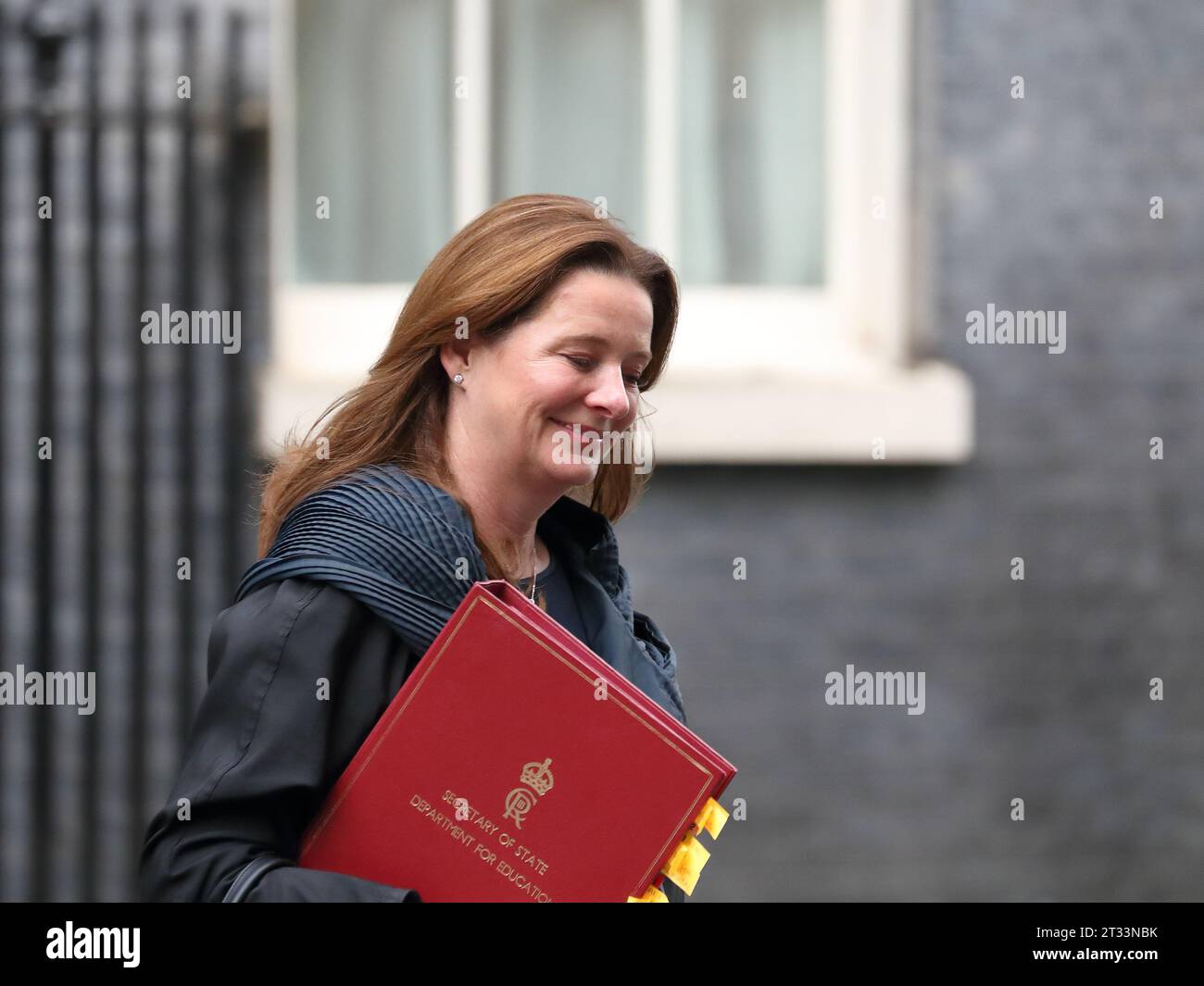 London, Vereinigtes Königreich. Oktober 2023. Gillian Keegan, Staatssekretärin für Bildung, verlässt die Downing Street Nr. 10 nach der Kabinettssitzung. Stockfoto