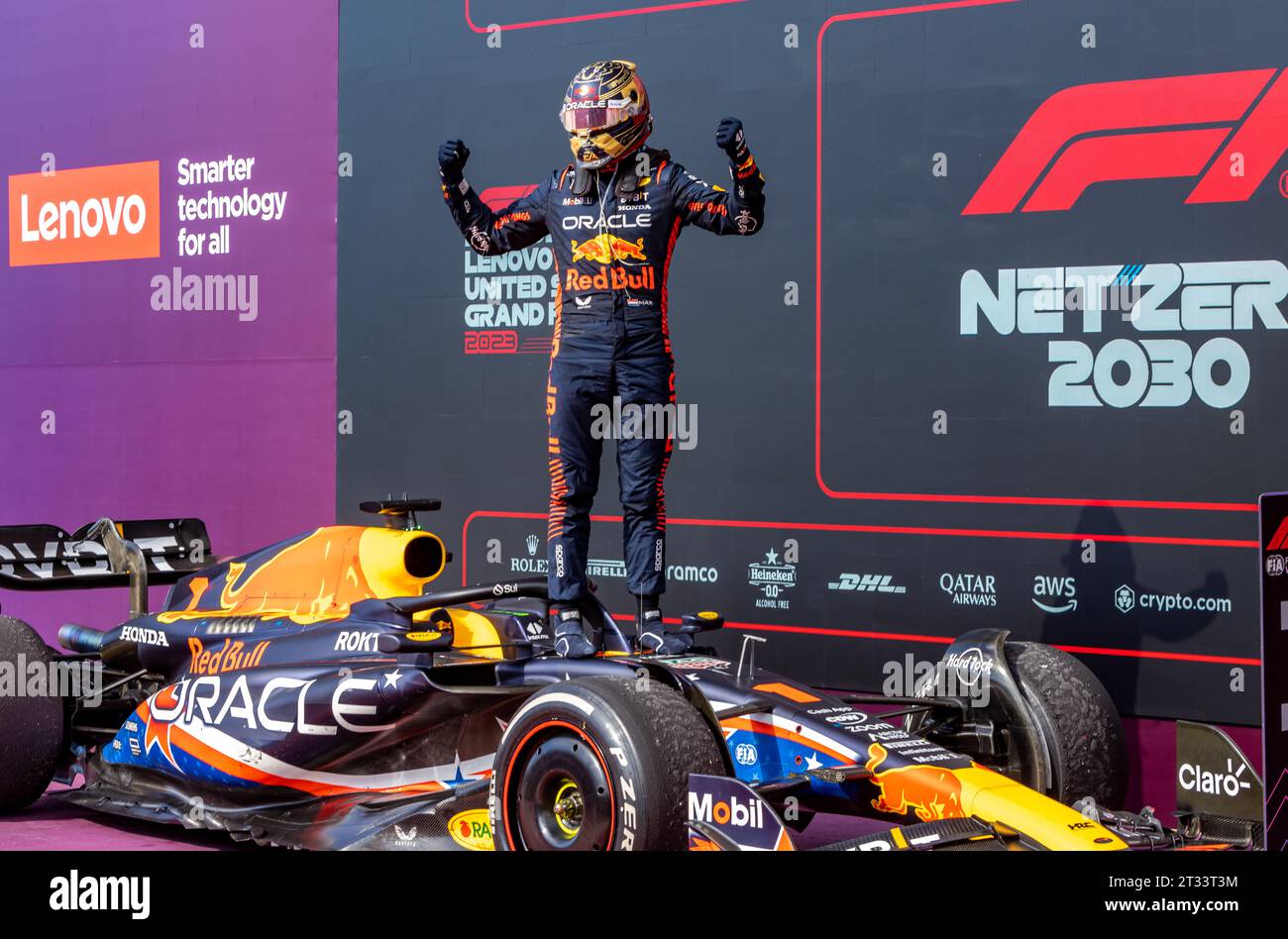 Austin, Texas - 22. Oktober 2023: Max Verstappen, Fahrer des #1 Oracle Red Bull F1-Autos, feiert einen Sieg, nachdem er seinen 50. Grand Prix beim Lenovo Grand Prix auf dem Circuit of the Americas gewonnen hat. Quelle: Nick Paruch / Alamy Live News Stockfoto