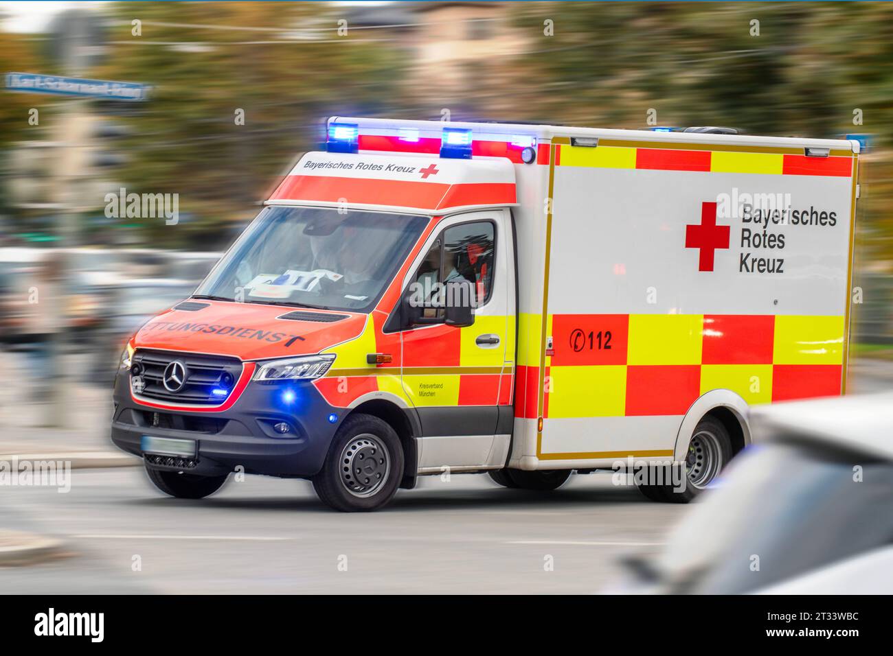 Rettungsdienst mit Blaulicht im Einsatz, Bayerisches Rotes Kreuz, München, Oktober