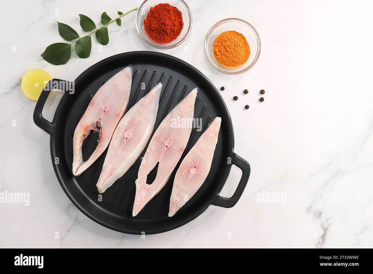 Frischer ganzer Silver Pomfret Fisch oder Butterfisch oder Poplet in Scheiben geschnitten. Gereinigt und bereit zum Frittieren zusammen mit Gewürzen. Zutaten und Rezept Stockfoto